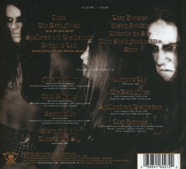 Albumcover mit Bandmitgliedern, Text und einem Disc-Label.