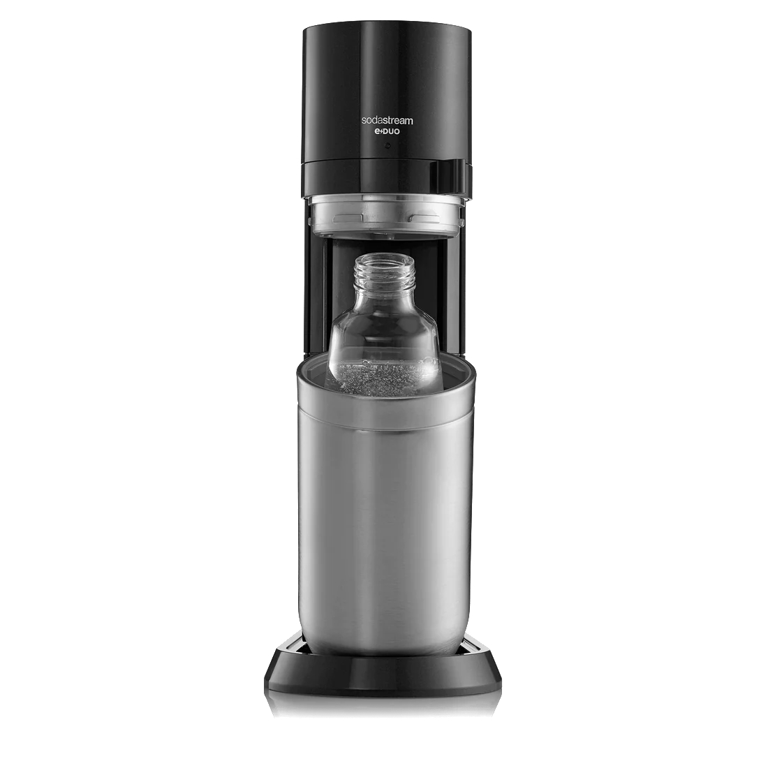 Schwarzer und silberner SodaStream e-Duo Wasserkohlesäuregerät mit einer Flasche.