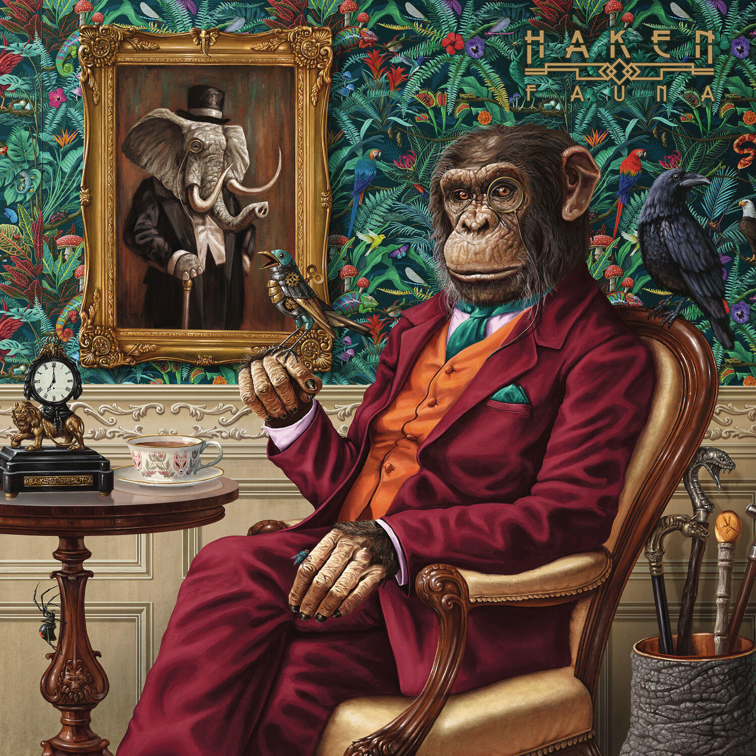 Een chimpansee in pak zit op een stoel met een vogel vast, met een schilderij van een olifant en behang achter hem.