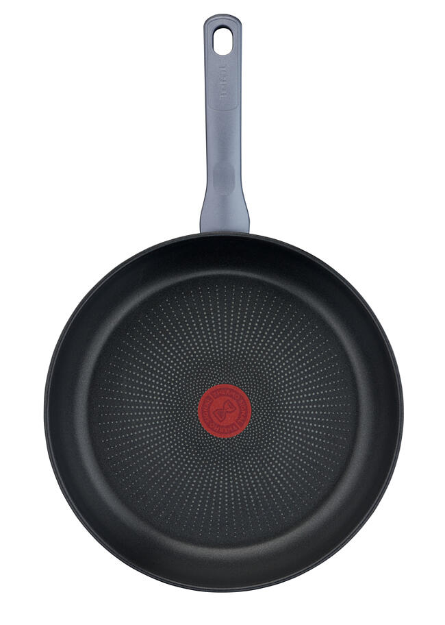 Grill steakkel és garnélával, valamint köretekkel fekete felületen.