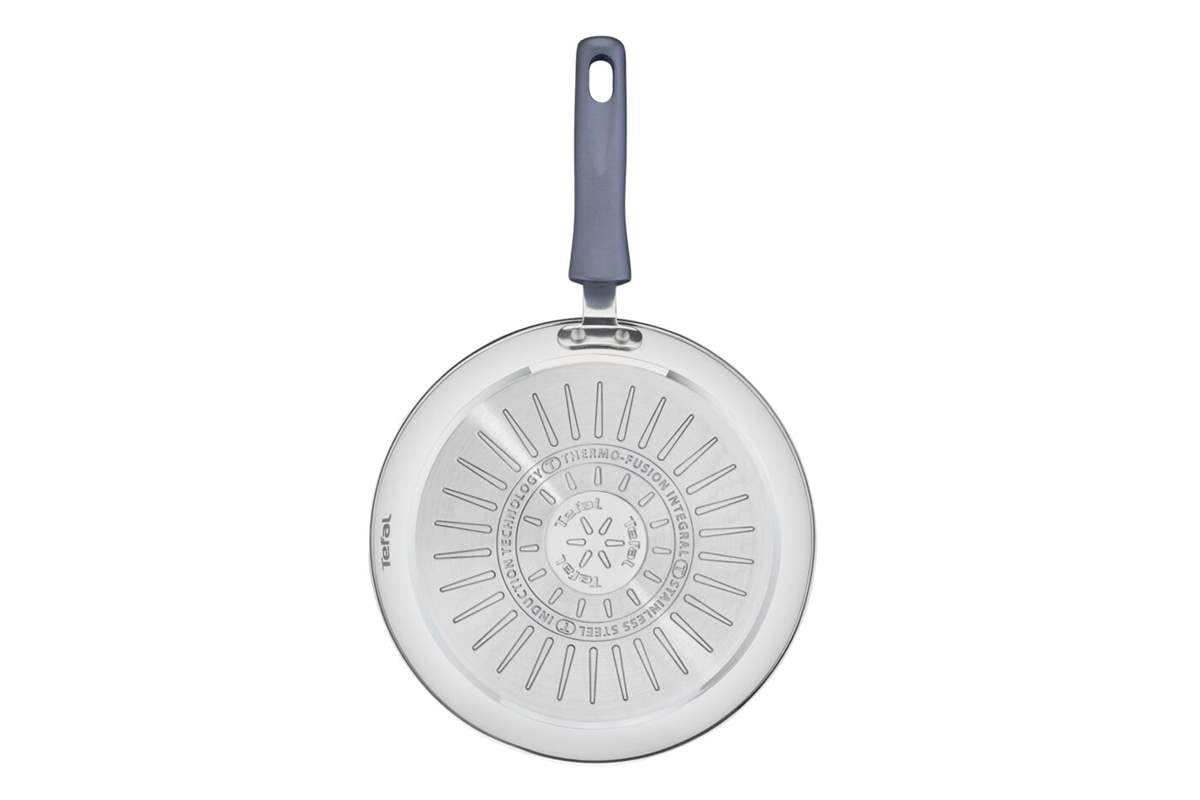 Rozsdamentes acél serpenyő szürke fogantyúval. A Tefal logó látható.