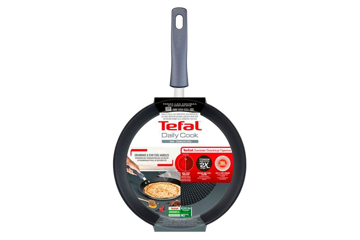 Tefal Daily Cook serpenyő címkével, fekete belsővel és szürke fogantyúval.