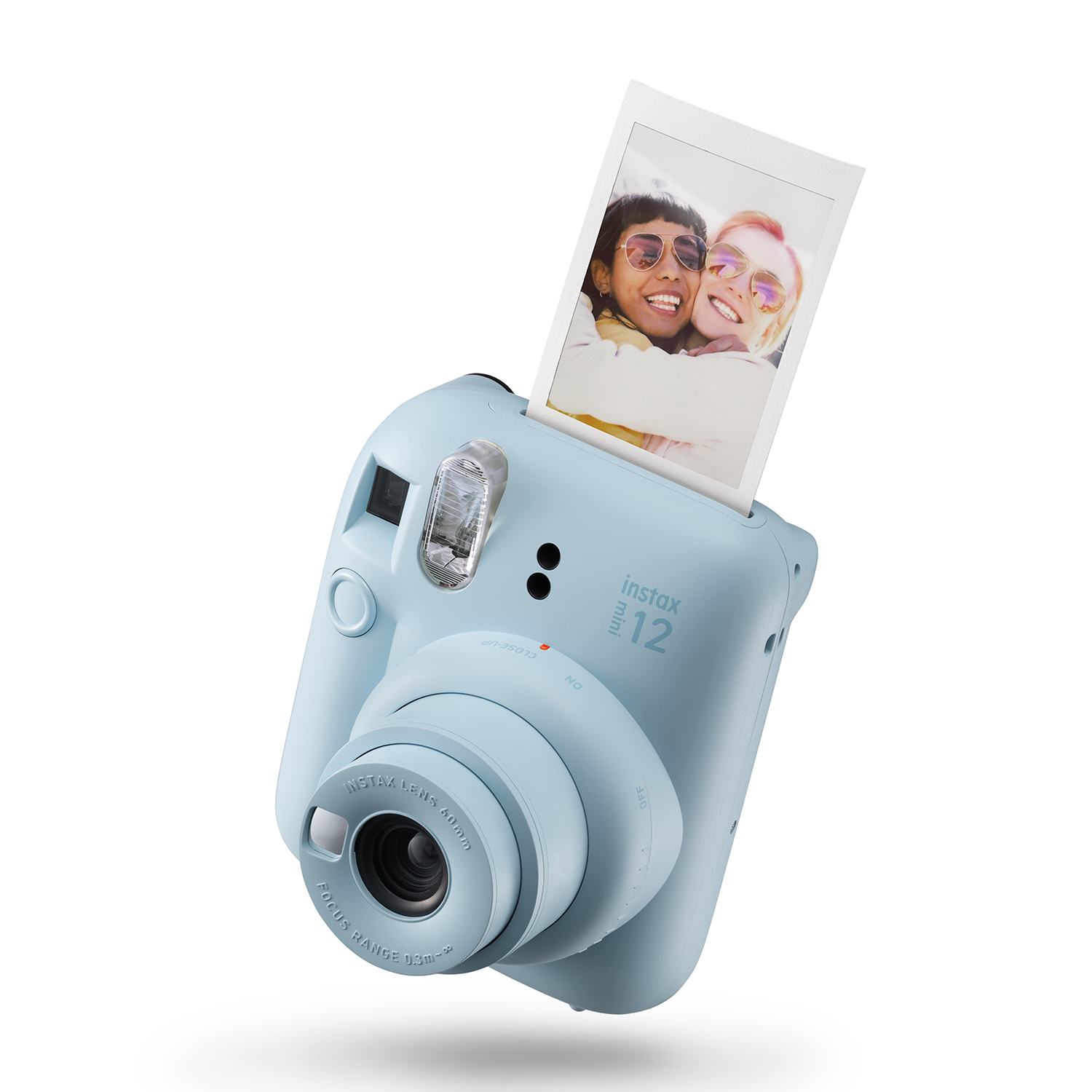 Una fotocamera istantanea azzurra che espelle una foto di due persone sorridenti.