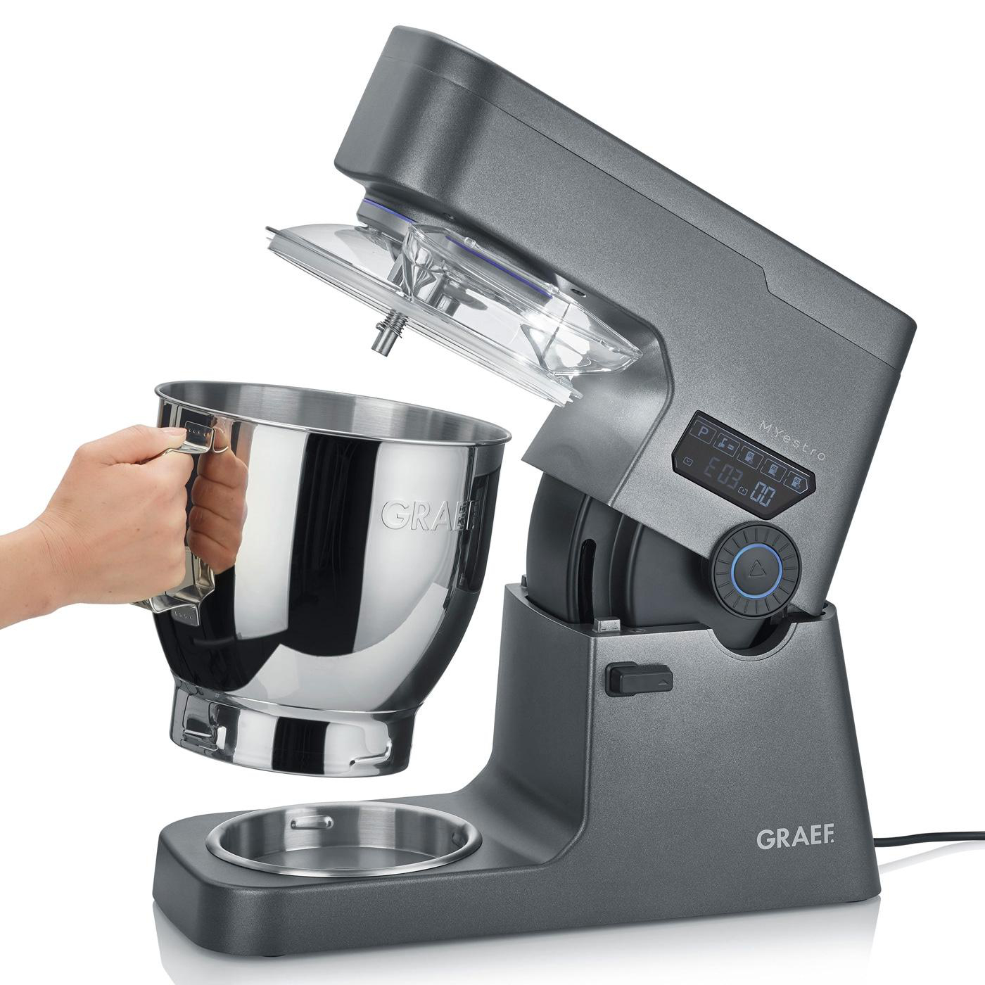 Ein grauer Küchenmixer, bei dem die Schüssel entfernt wird, mit einer Hand, die den Griff hält.