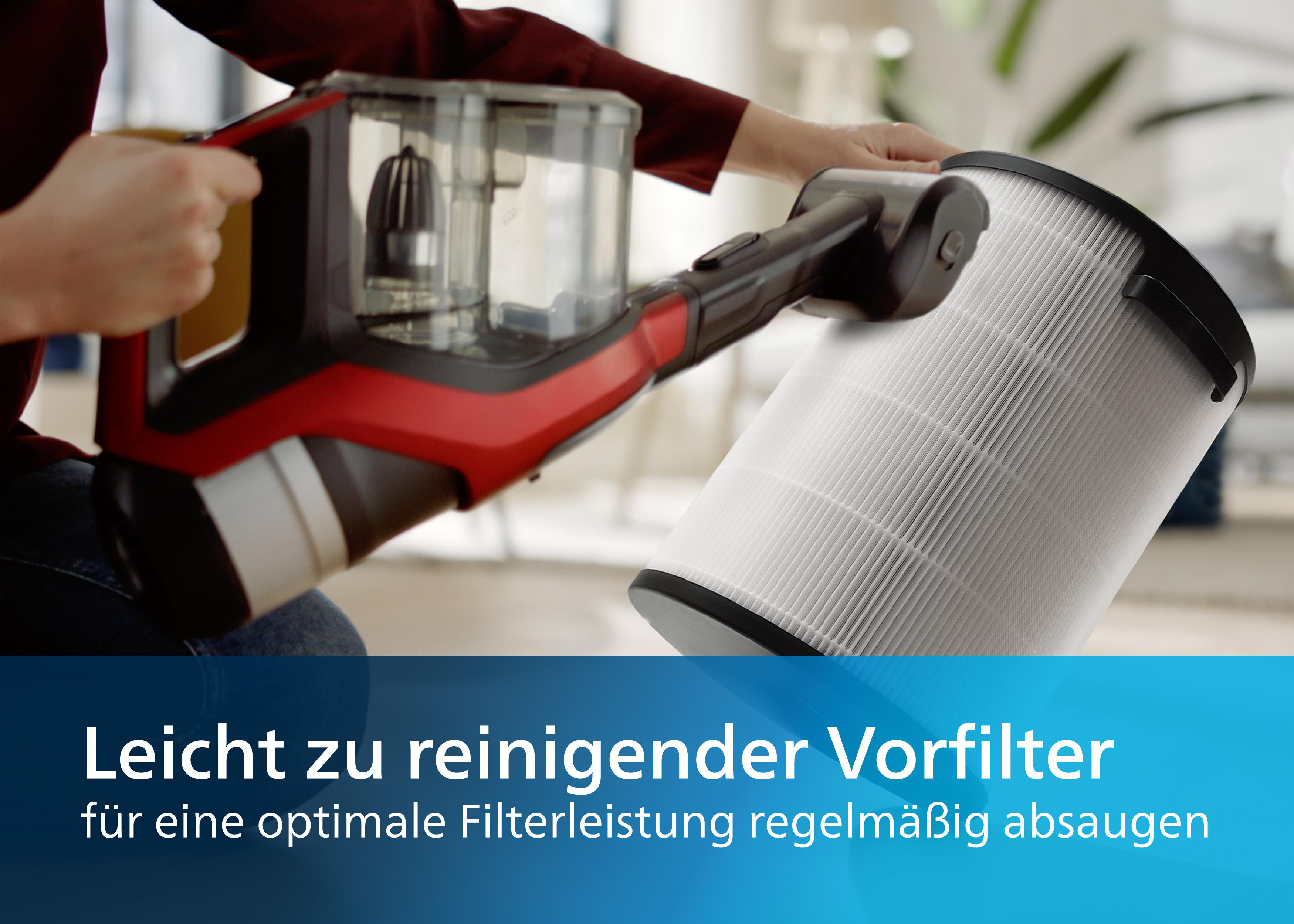 Text auf blauem Hintergrund: Leicht zu reinigender Vorfilter. Regelmäßig absaugen.