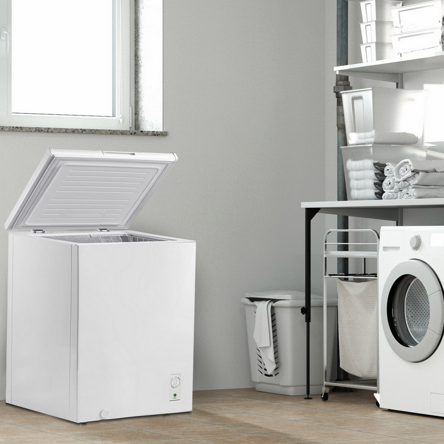 Een witte vriezer met open deksel. Een wasmachine en wasmand staan ernaast. Een raam staat op de achtergrond.