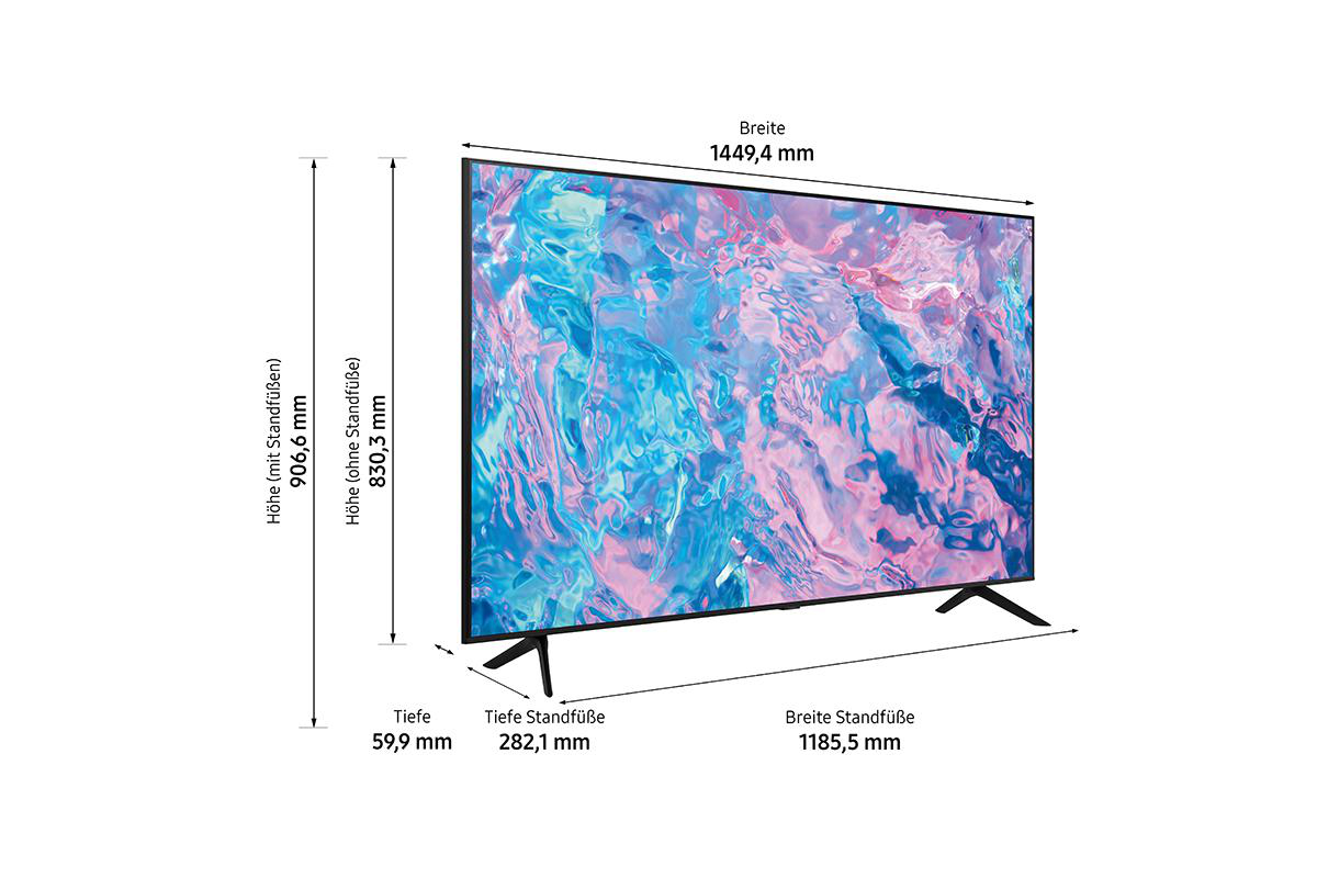 Fernseher vor weißem Hintergrund. Abmessungen sind: 1449,4 mm Breite, 906,6 mm Höhe mit Ständer, 59,9 mm Tiefe.