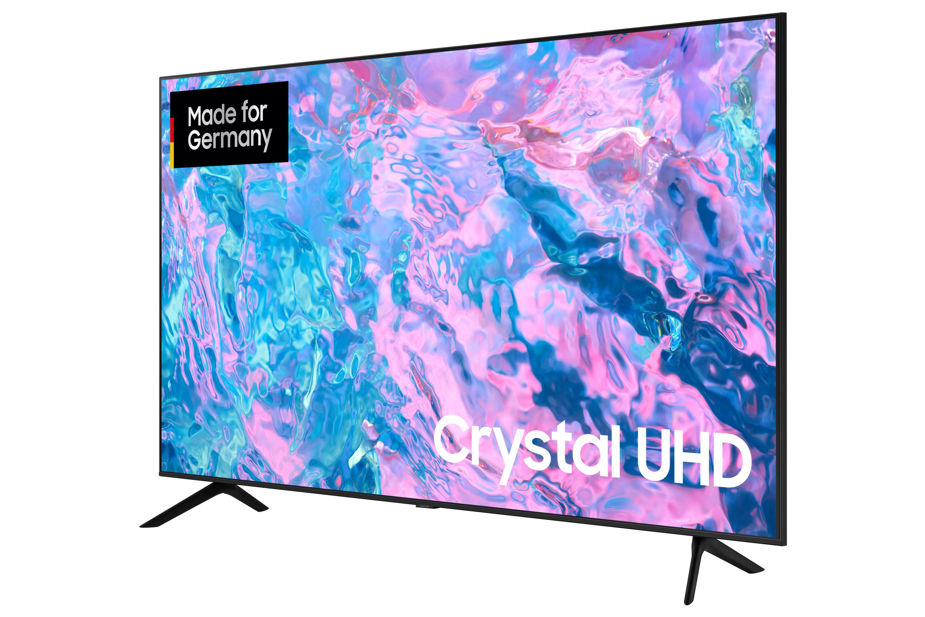 Ein Samsung Crystal UHD Fernseher, schwarzer Rahmen, schräge Ansicht, mit 'Made for Germany' und 'Crystal UHD'.