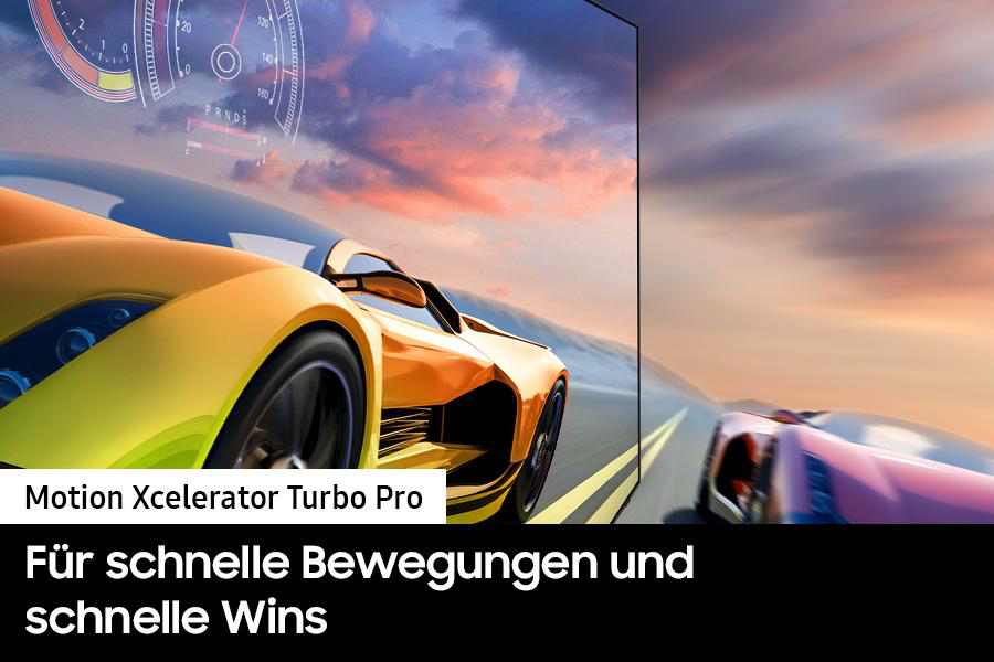 Ein Fernseher zeigt ein Rennspiel mit einem gelben Auto, mit dem Text Motion Xcelerator Turbo Pro.