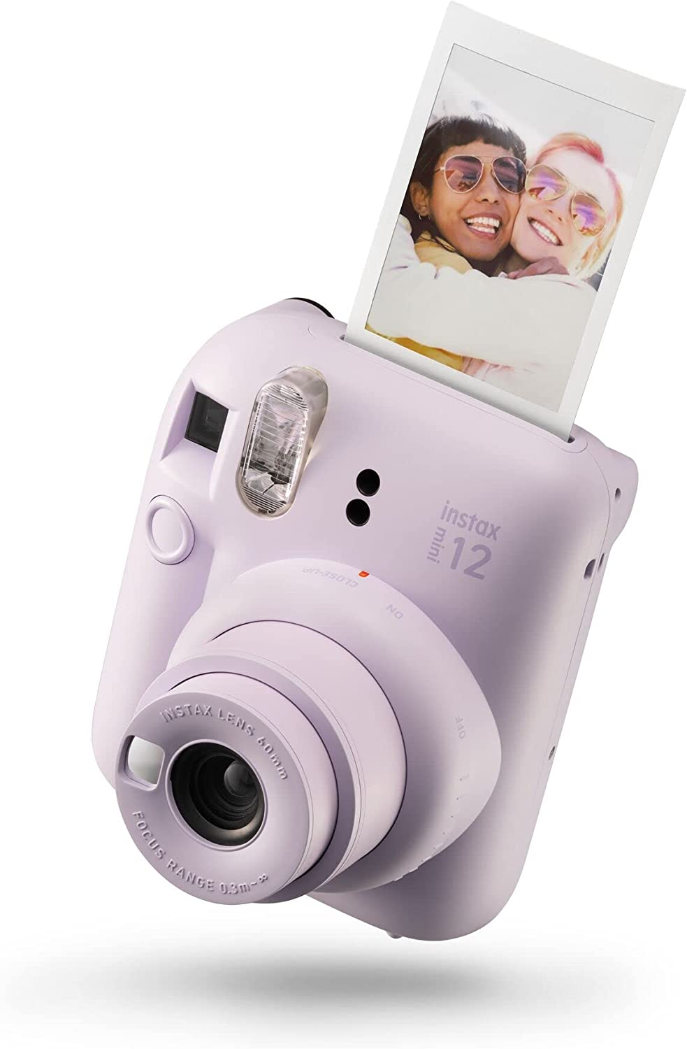 Una cámara Instax Mini 12 lila claro con una foto siendo expulsada, capturando a dos personas sonriendo.