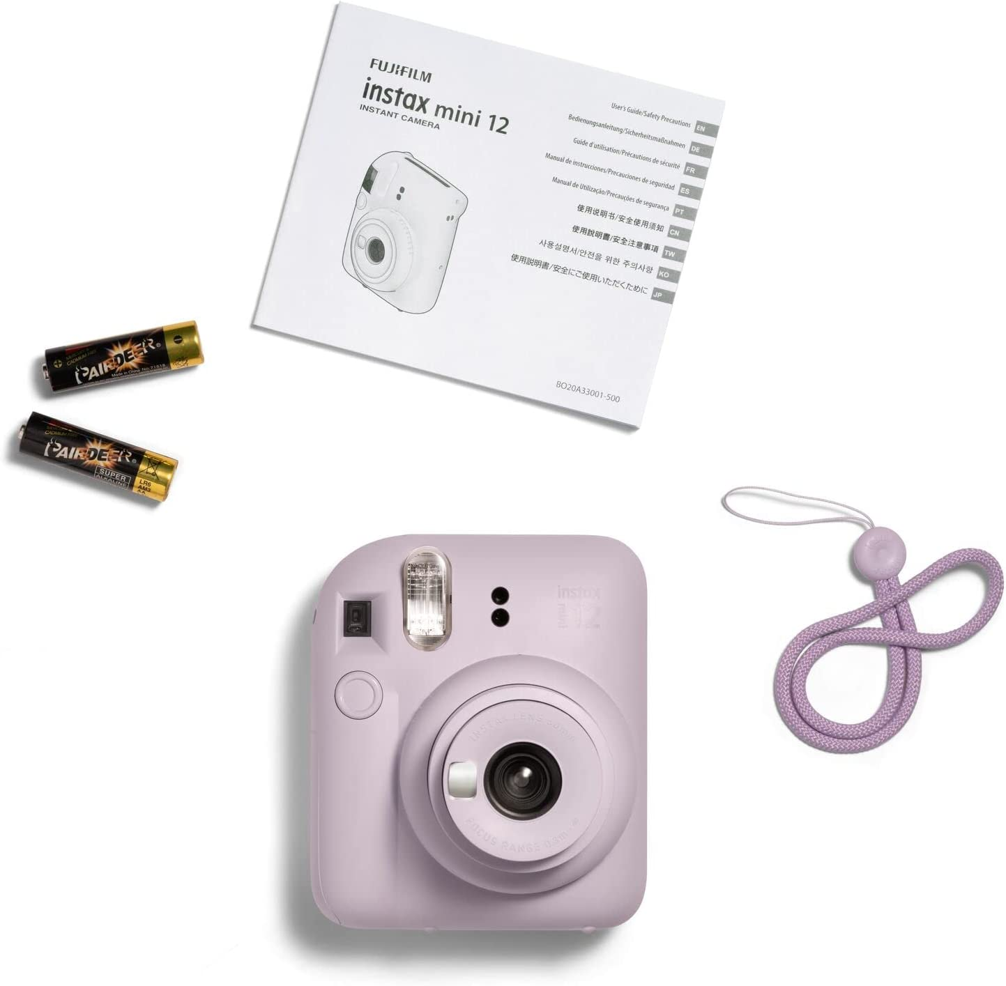 Un kit de cámara instantánea lila con accesorios y manual sobre fondo blanco.