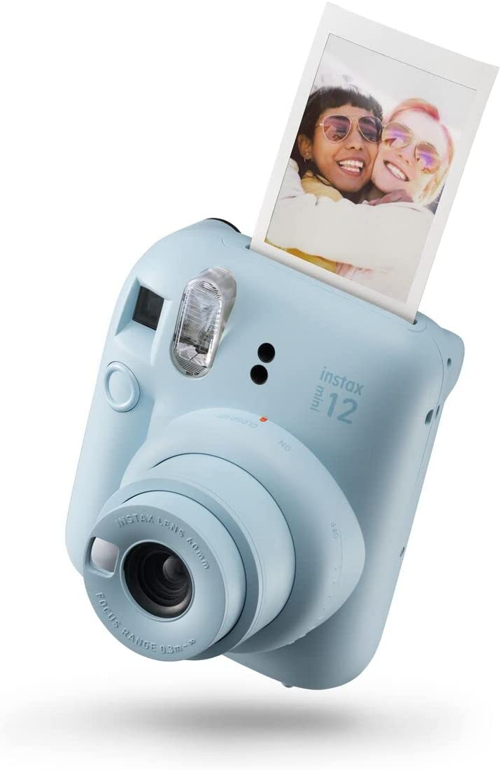 Una cámara Instax Mini 12 azul con una foto saliendo.