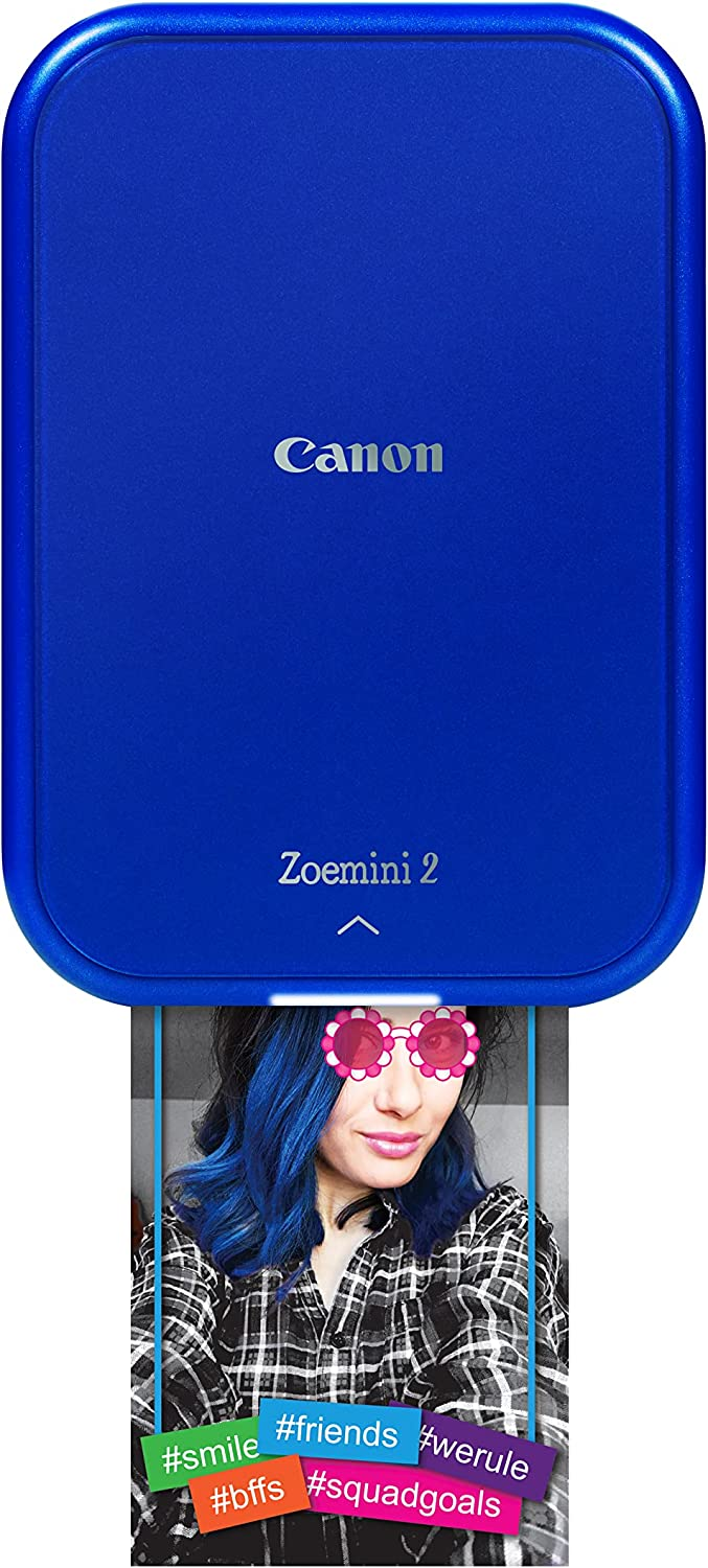 Impresora Canon Zoemini 2 azul con foto impresa. La foto tiene filtros de gafas y hashtags.
