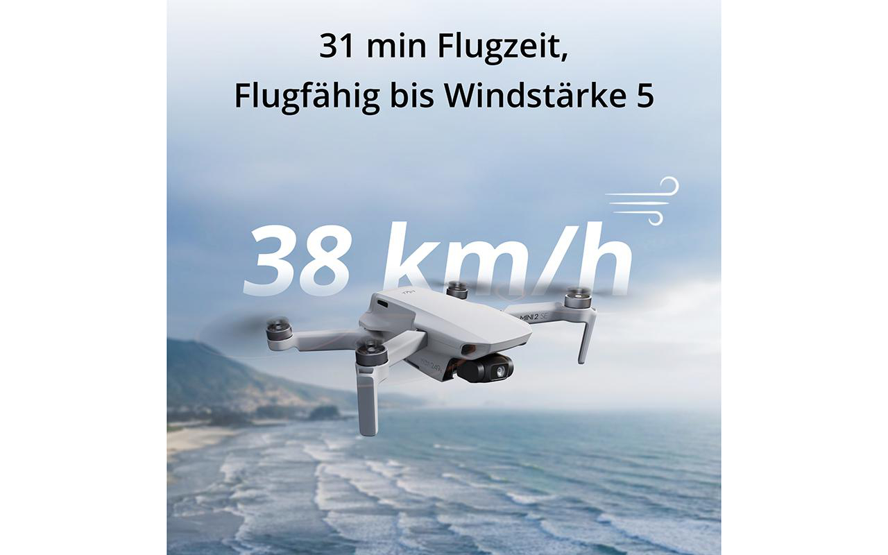 Eine Drohne fliegt über dem Meer, mit Text für Flugzeit und Geschwindigkeit.