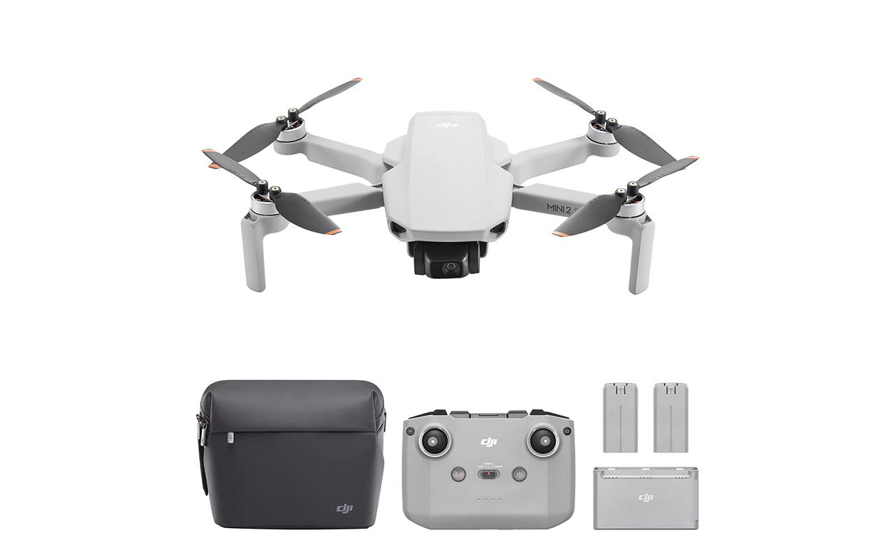 DJI Mini 2 Drohne mit Fernbedienung, Akku und Tragetasche auf weißem Hintergrund.