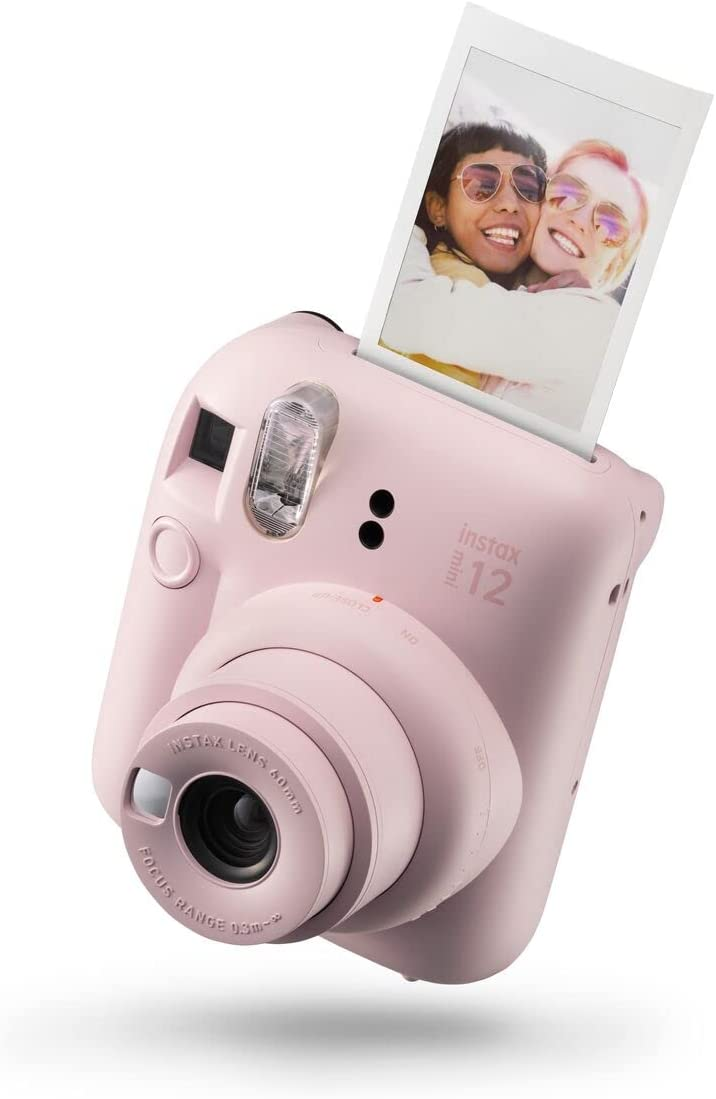Cámara instantánea rosa, se está expulsando una foto.