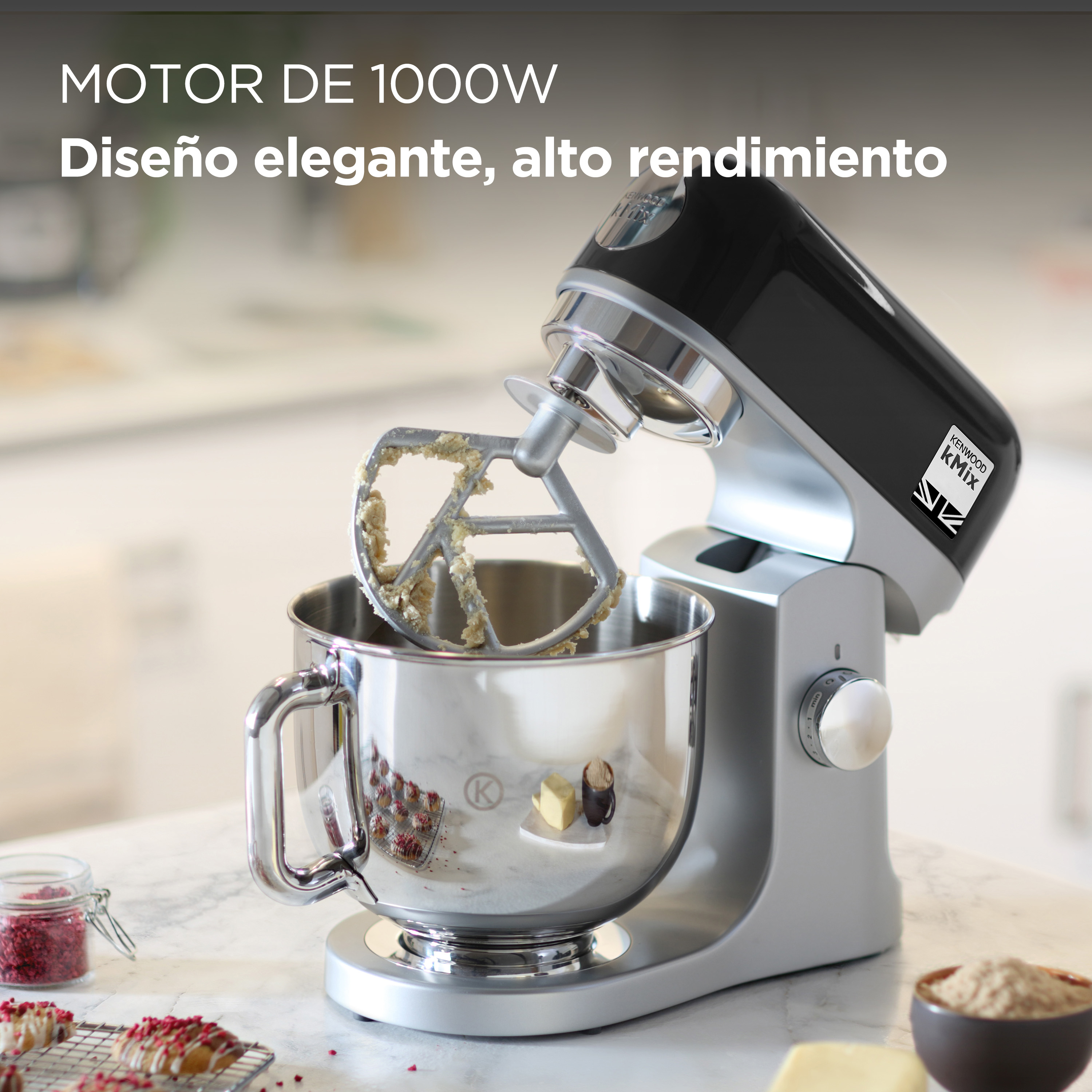 Una batidora de pie con ingredientes en su cuenco y un accesorio de mezcla.