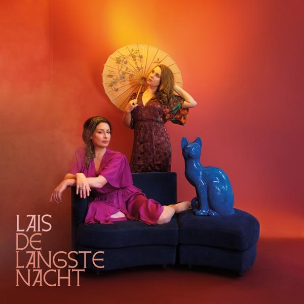 Twee vrouwen met een blauw kattenbeeld. Eén houdt een paraplu vast. De achtergrond is rood en oranje.