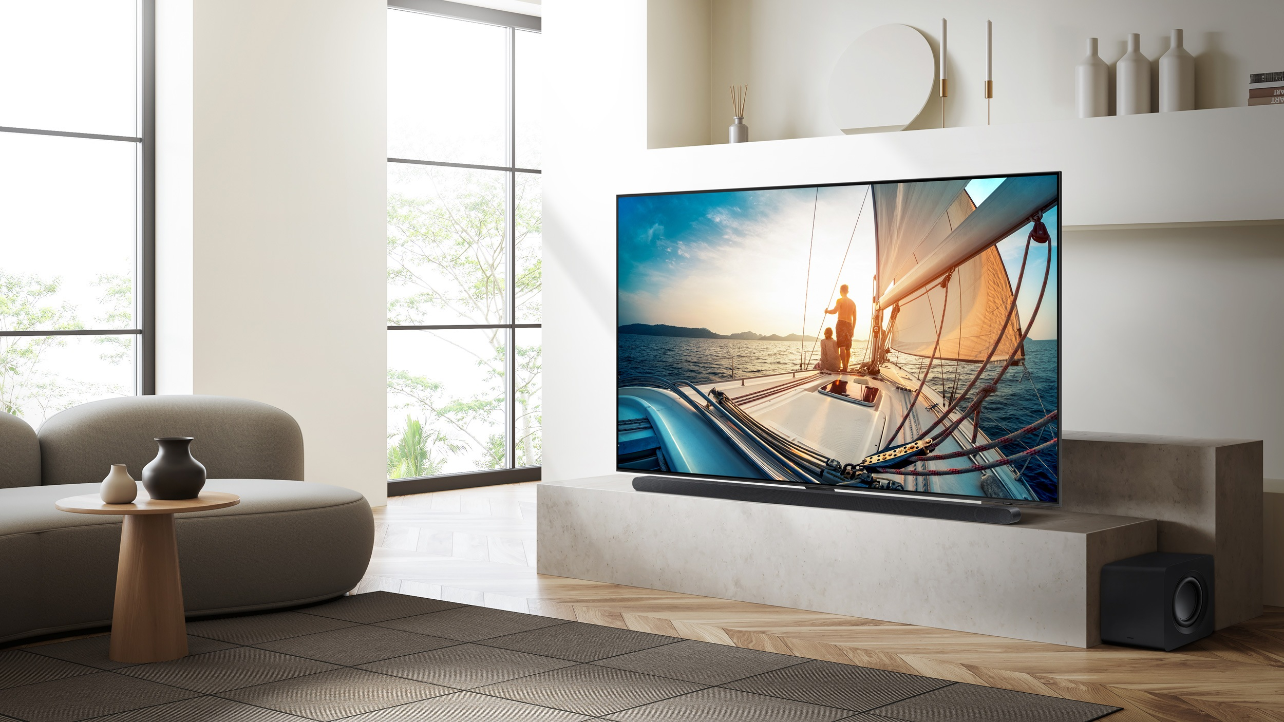 Un salon moderne avec une télévision, une barre de son et un caisson de basses, montrant une scène de bateau.