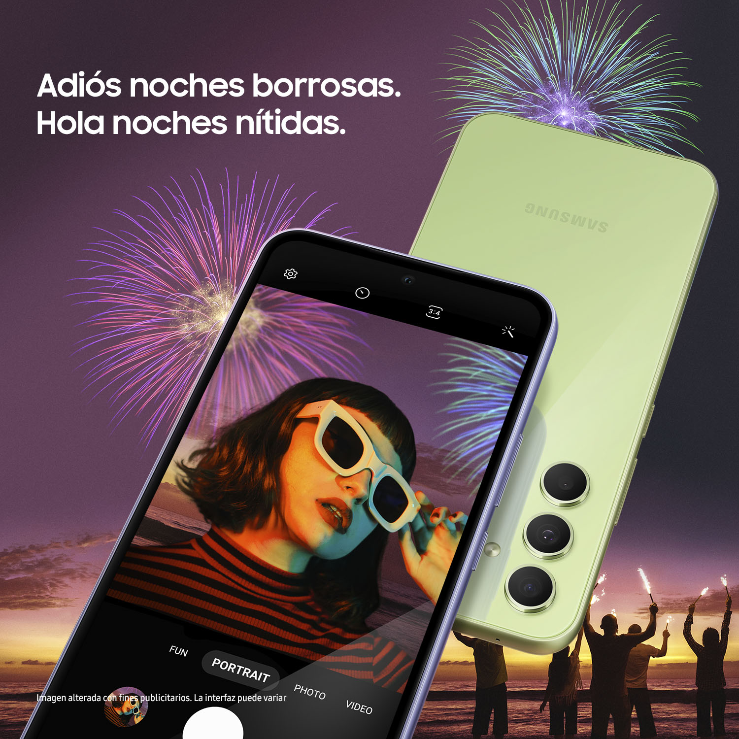 Primer plano de un smartphone con gente sosteniendo bengalas y fuegos artificiales al fondo.