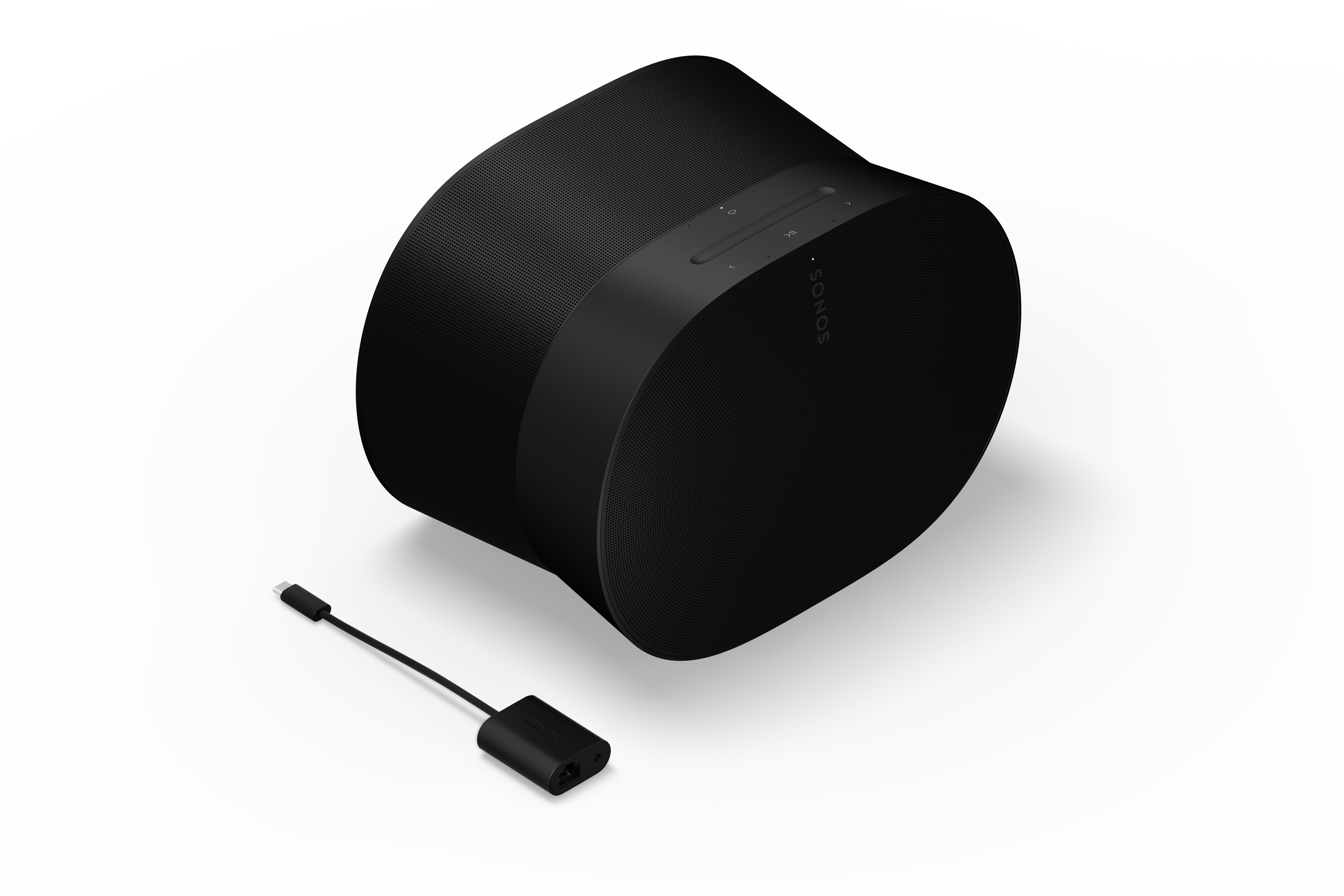 Schwarzer, runder Lautsprecher mit schwarzem Kabel und Adapter. Weißer Hintergrund, Draufsicht.