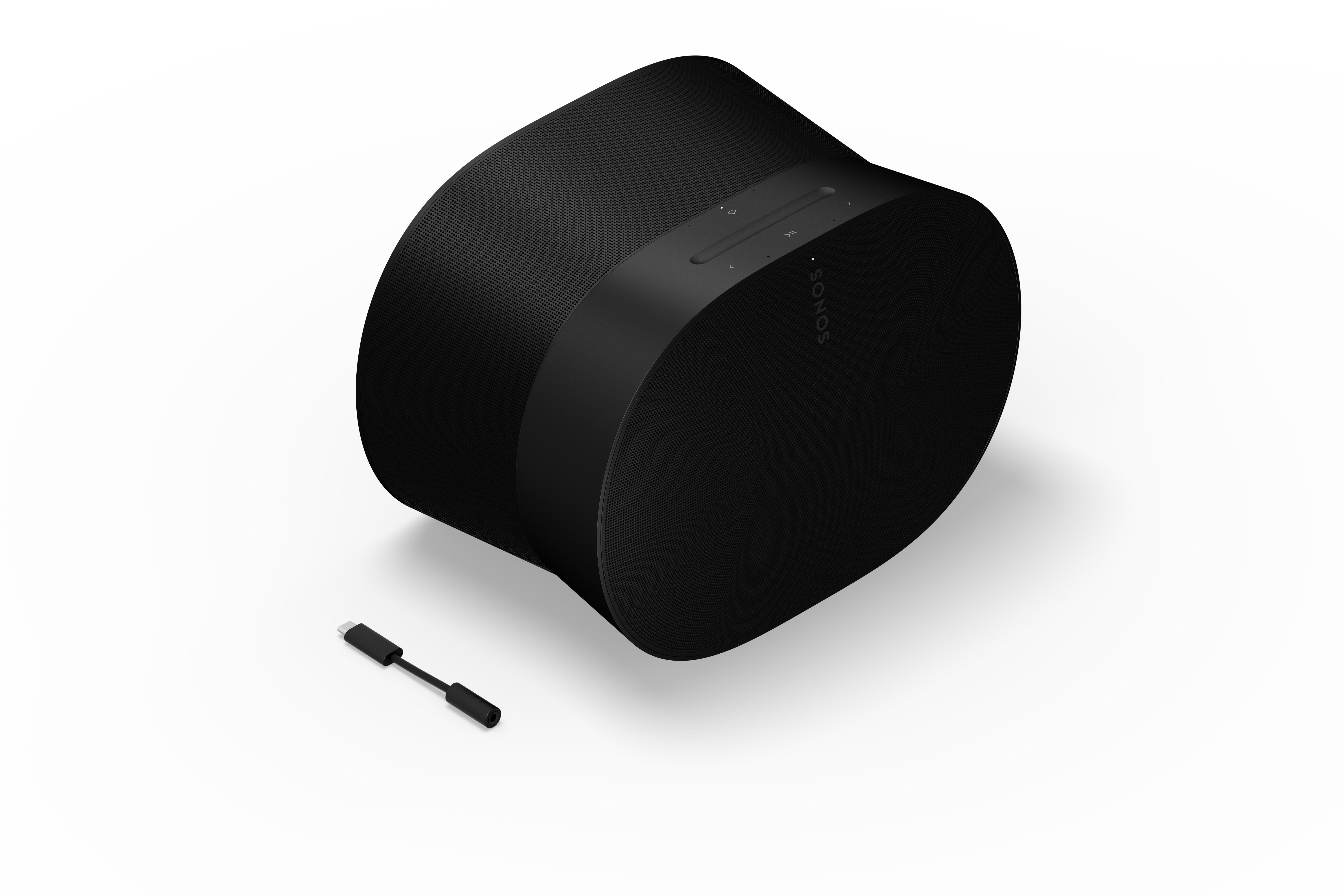 Schwarzer Sonos-Lautsprecher mit Kabel. Der Lautsprecher ist zylindrisch, mit flacher Oberseite und Kabel.