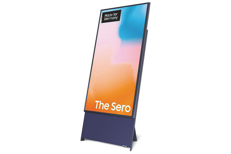 Ein sich neigender Fernsehbildschirm mit blauem Sockel, der ein orange-blaues Bild anzeigt.