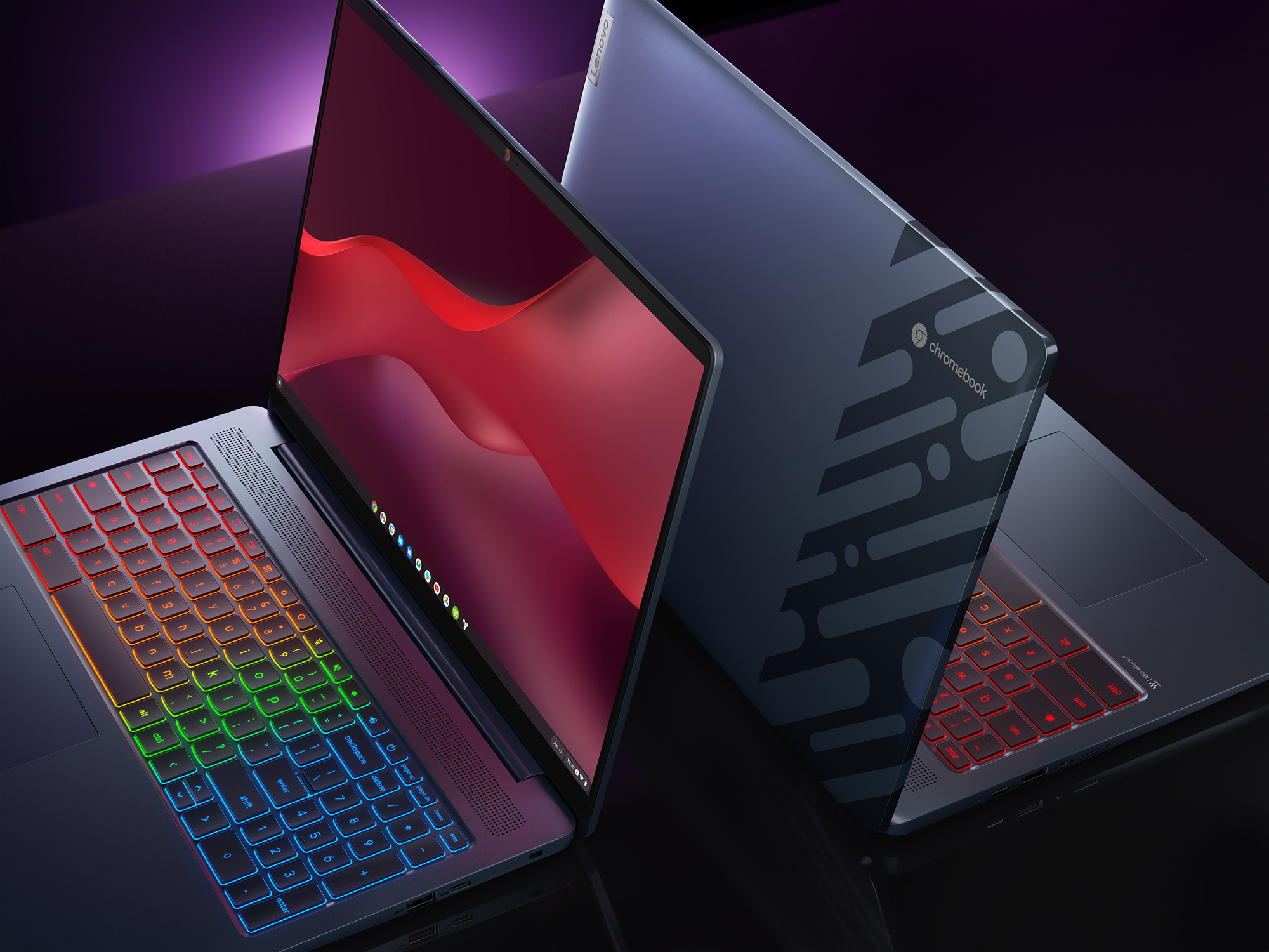 Zwei Chromebook-Laptops. Einer ist geöffnet und zeigt einen roten Bildschirm mit einer Regenbogen-Tastatur.