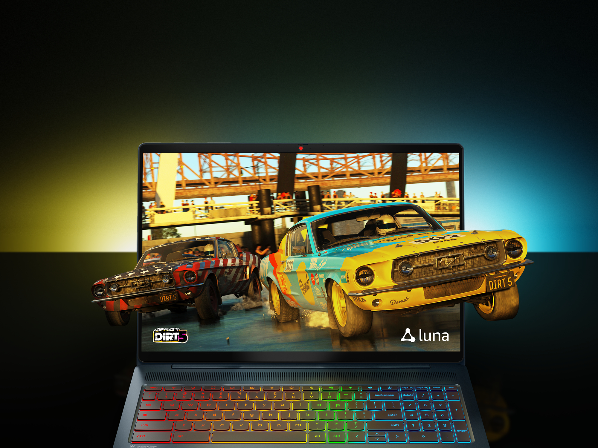 Ein Laptop-Bildschirm zeigt zwei Rennwagen. Ein Gaming-Setup mit Luna-Logo.