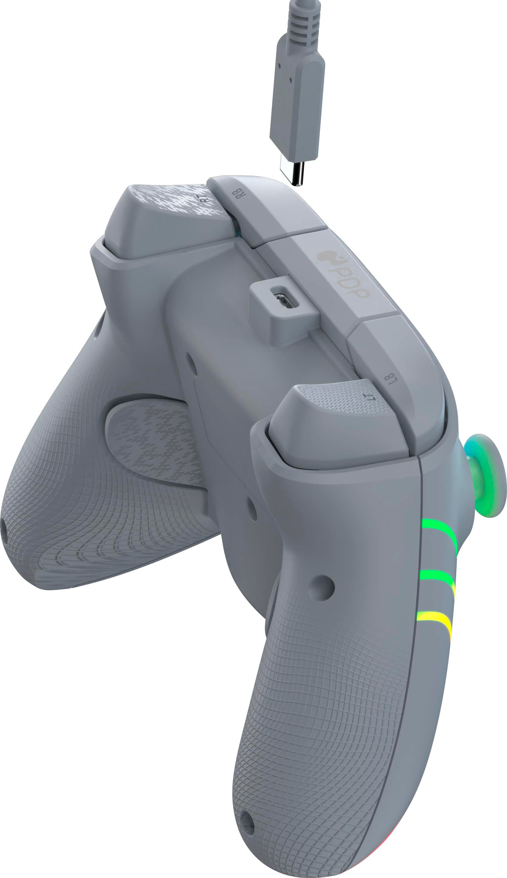 Controller di gioco grigio con pulsanti e porta di ricarica. Un cavo USB-C è collegato in alto.