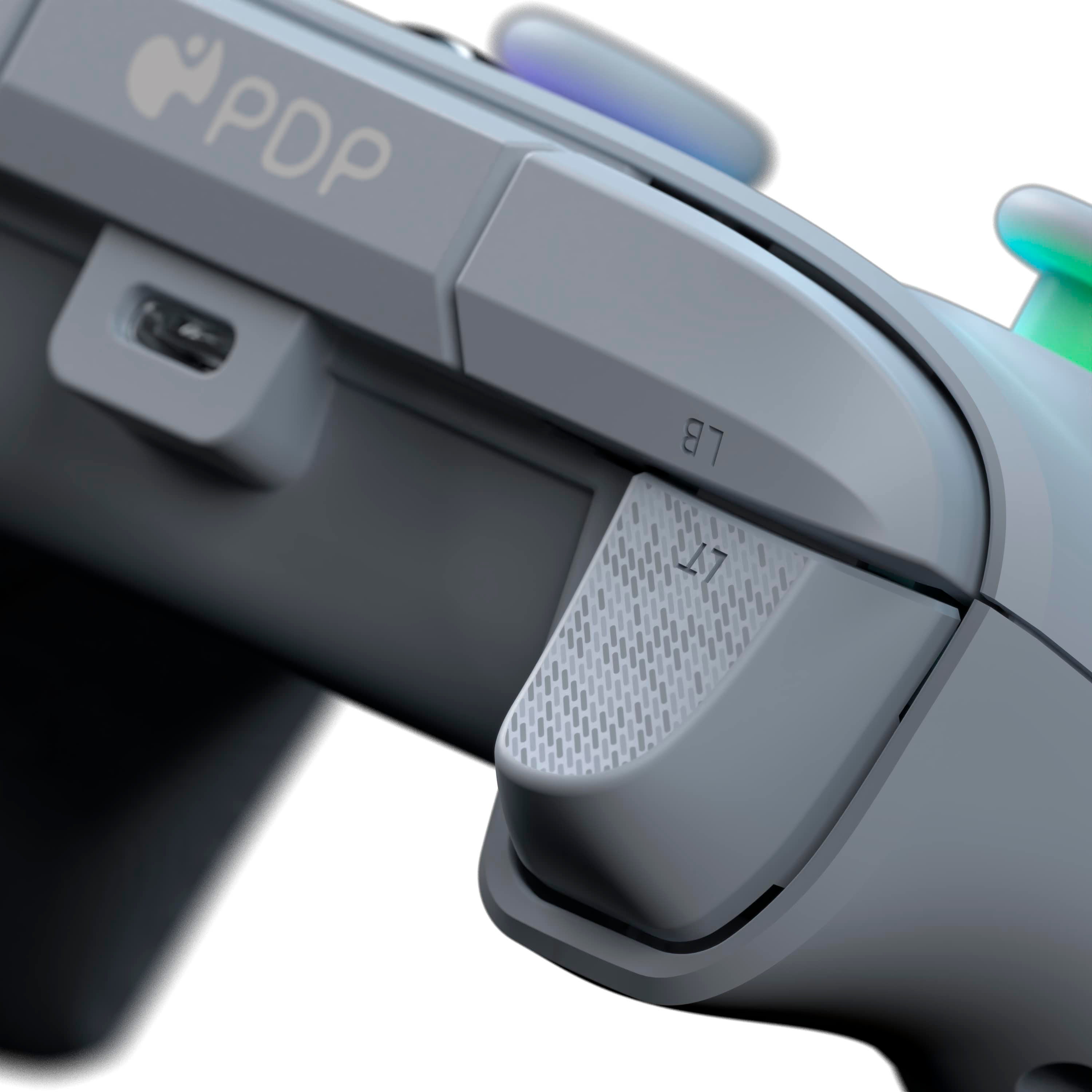 Primo piano di un controller di gioco grigio con il pulsante etichettato LT.