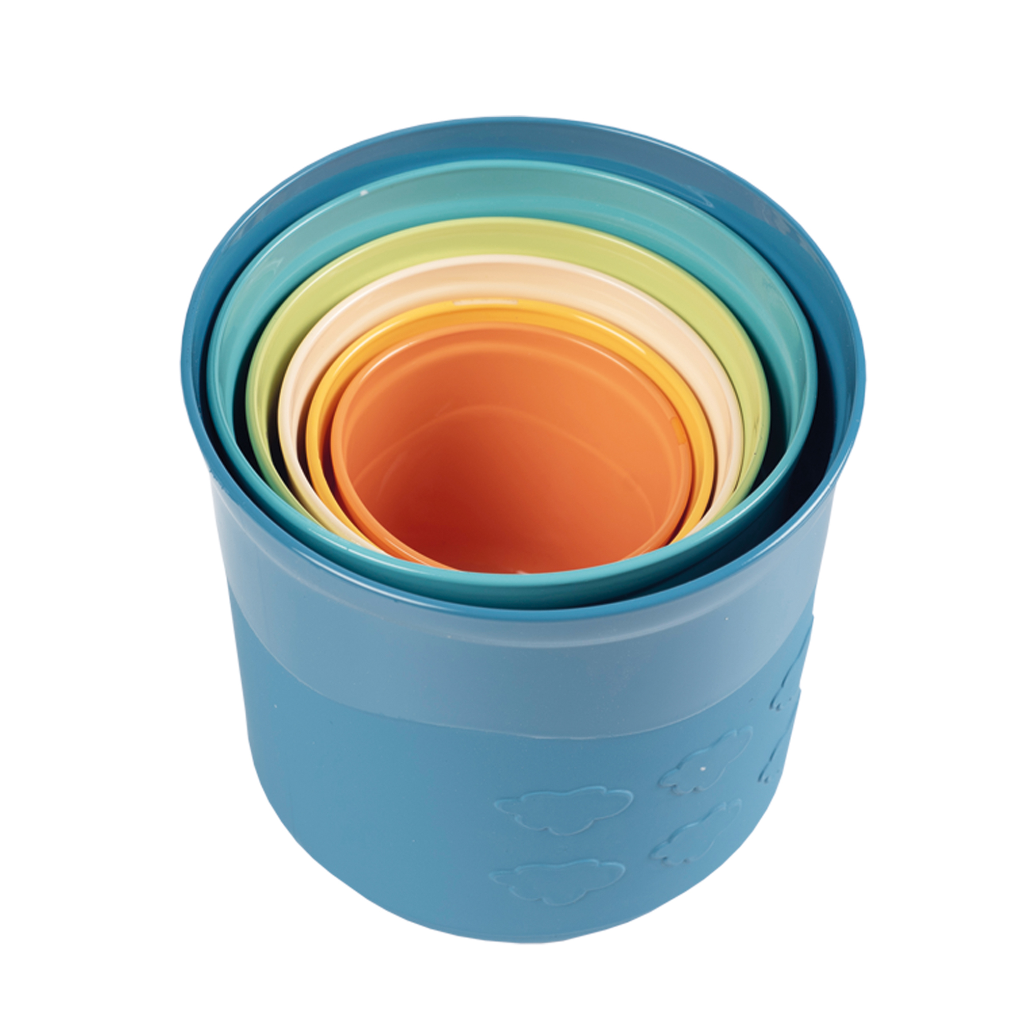 Ineinander verschachtelte bunte Plastikbecher in einem Stapel. Die Farben sind Blau, Grün, Gelb, Orange und Hellblau.