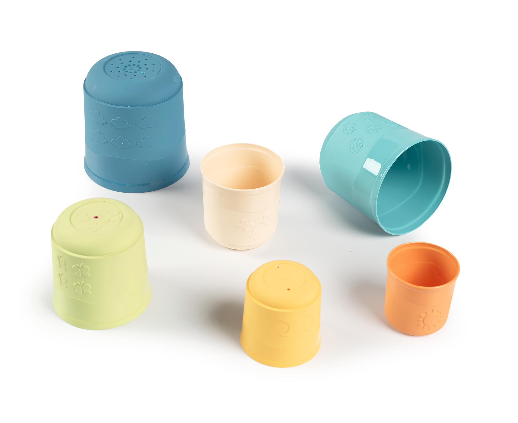 Sechs bunte Stapelbecher. Sie sind blau, beige, türkis, grün, gelb und orange.