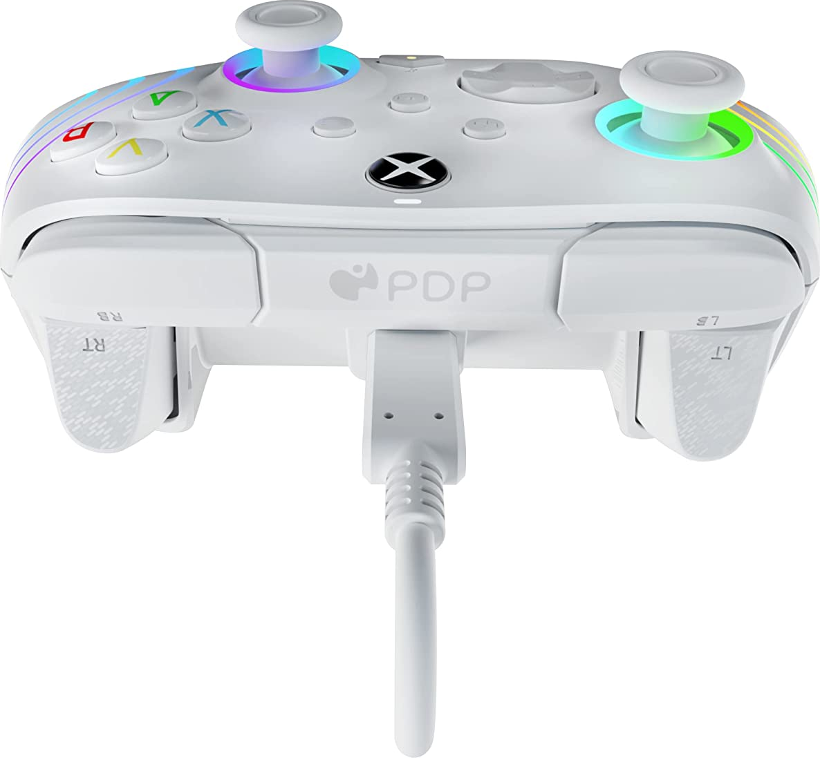 Controller di gioco Xbox bianco con pulsanti colorati e cavo USB bianco collegato.