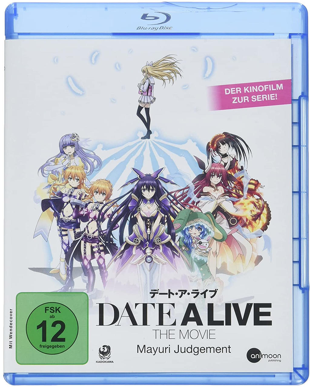 Blu-ray-Hülle für "Date A Live: The Movie". Es zeigt Anime-Charaktere, ein rosa Banner und japanischen Text. Ein grüner FSK 12-Aufkleber ist drauf.