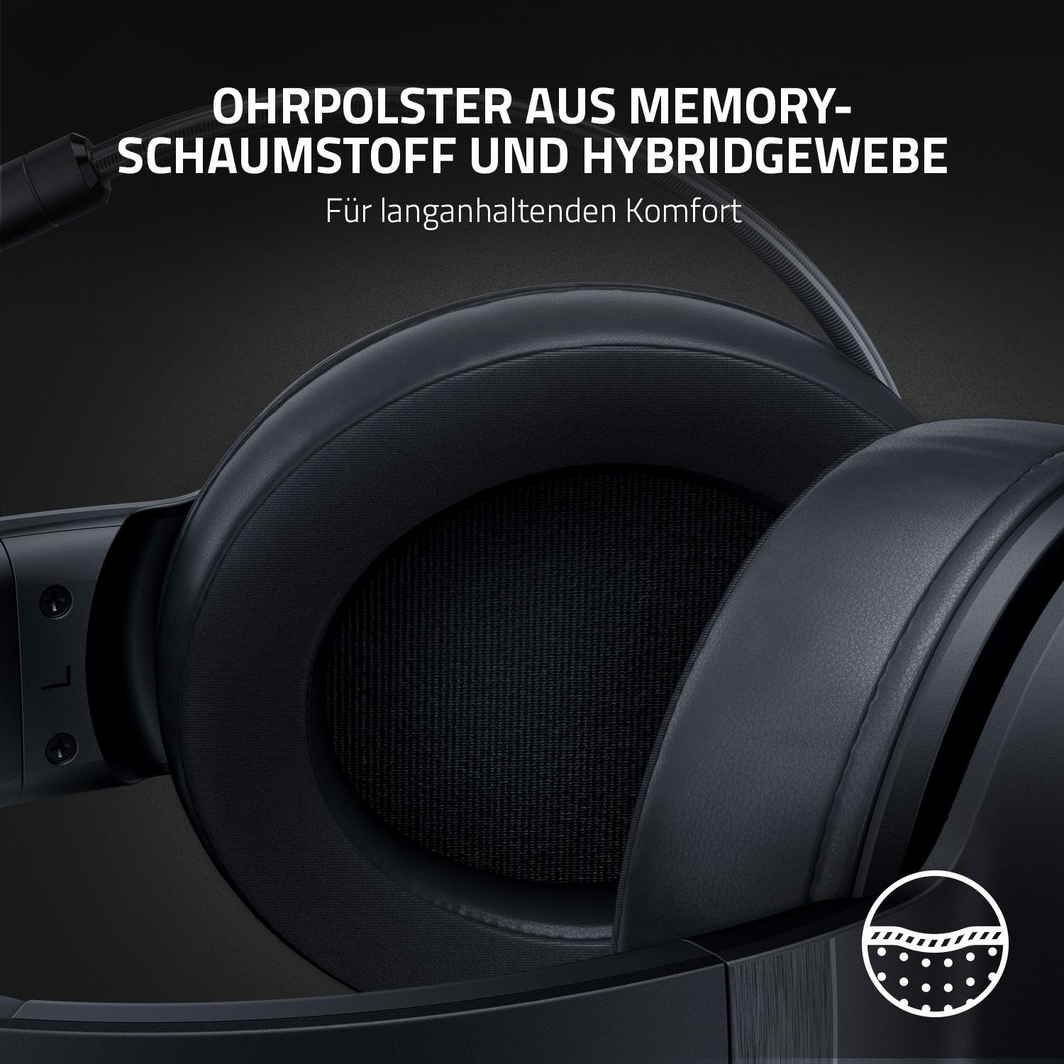 Nahaufnahme eines Kopfhörers mit schwarzen Ohrpolstern aus Memory-Schaum und Hybridgewebe.