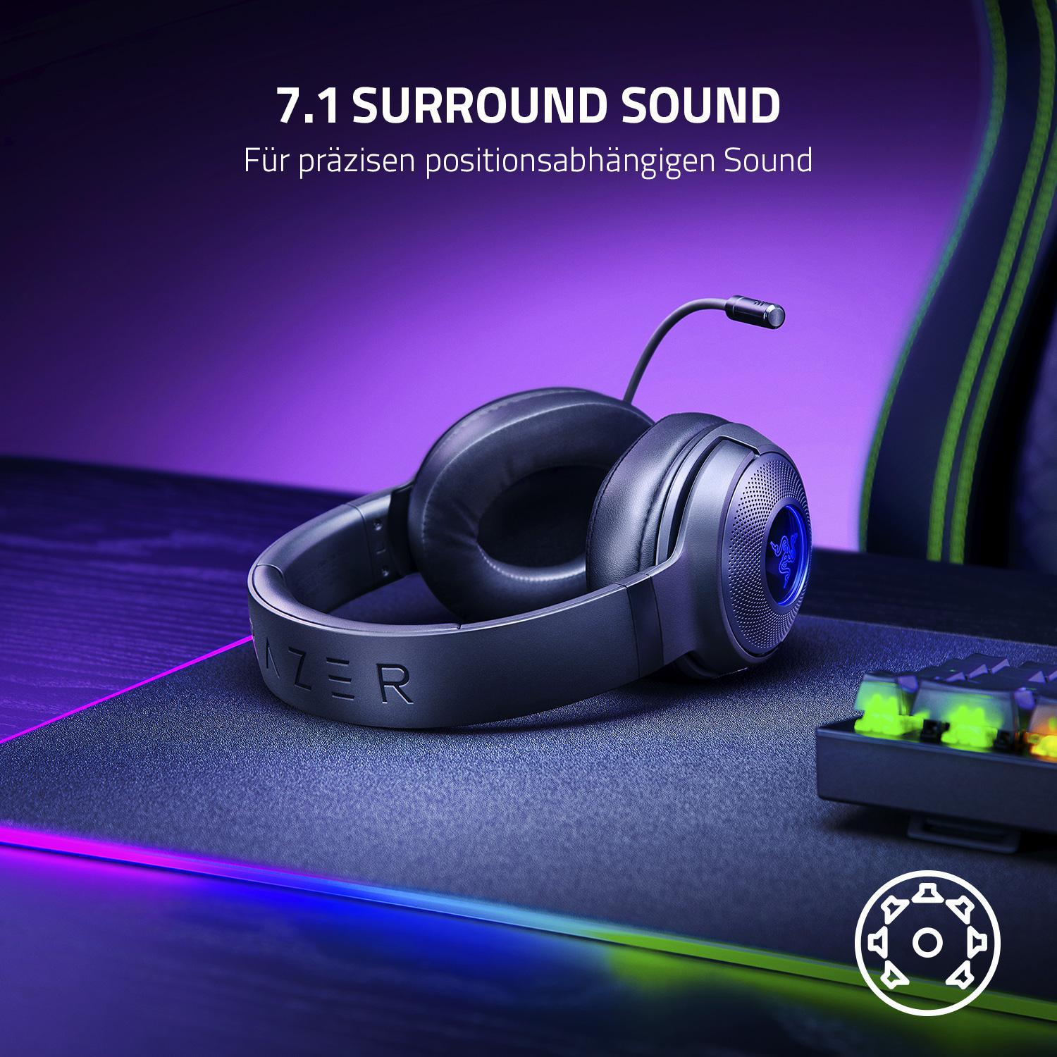 Schwarze Gaming-Kopfhörer auf einem Schreibtisch. Text: 7.1 SURROUND SOUND. Der Hintergrund ist lila.