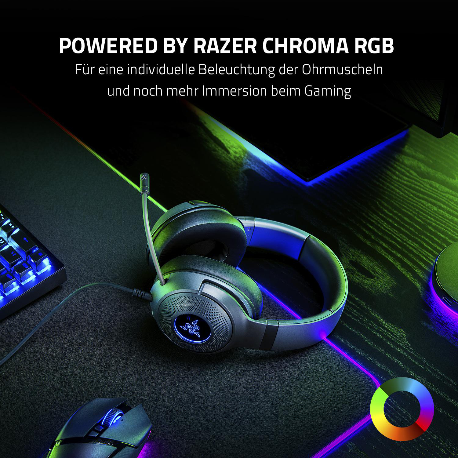 Gaming-Kopfhörer mit RGB-Beleuchtung auf einem Schreibtisch. Tastatur und Maus sind ebenfalls sichtbar. Farbspektrum in der Ecke.