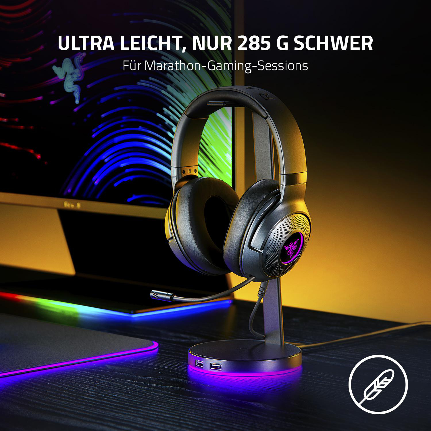 Schwarzer Gaming-Kopfhörer auf einem Ständer mit lila leuchtender Basis, auf einem Schreibtisch.