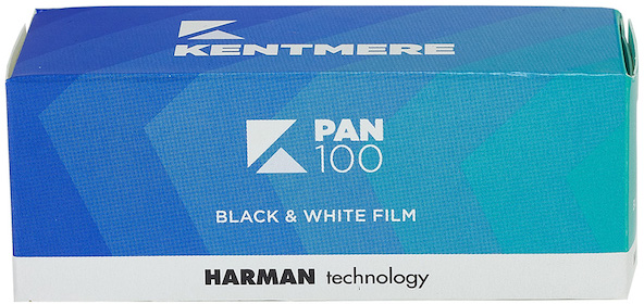 Eine Filmbox mit blau-weißen Farben, dem Markennamen Kentmere und dem Text Schwarzweißfilm.