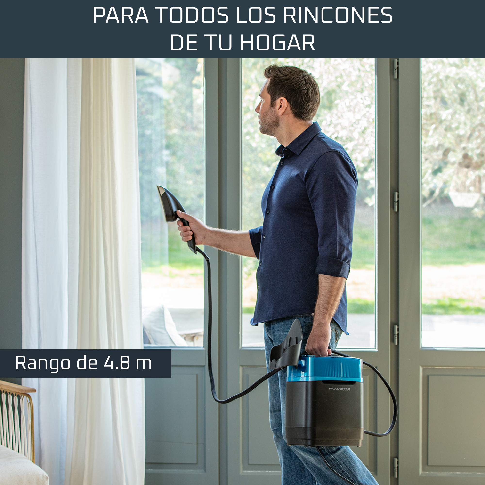 Un hombre plancha ropa con un vaporizador de mano. Texto en español sobre el hombre.
