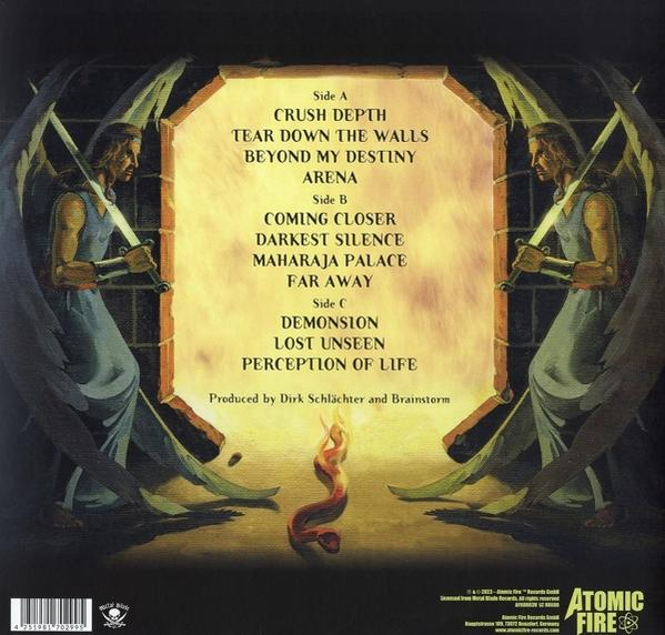 Albumcover mit geflügelten Figuren mit Schwertern und Text. Dunkler Hintergrund mit Flamme in der Mitte.