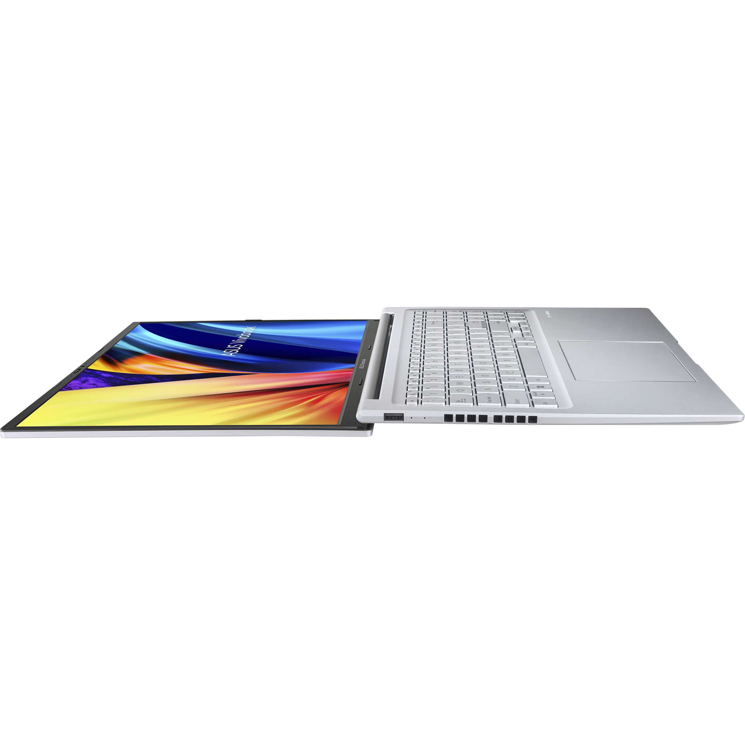 Una computadora portátil plateada está abierta, mostrando su pantalla y teclado, sobre un fondo blanco.