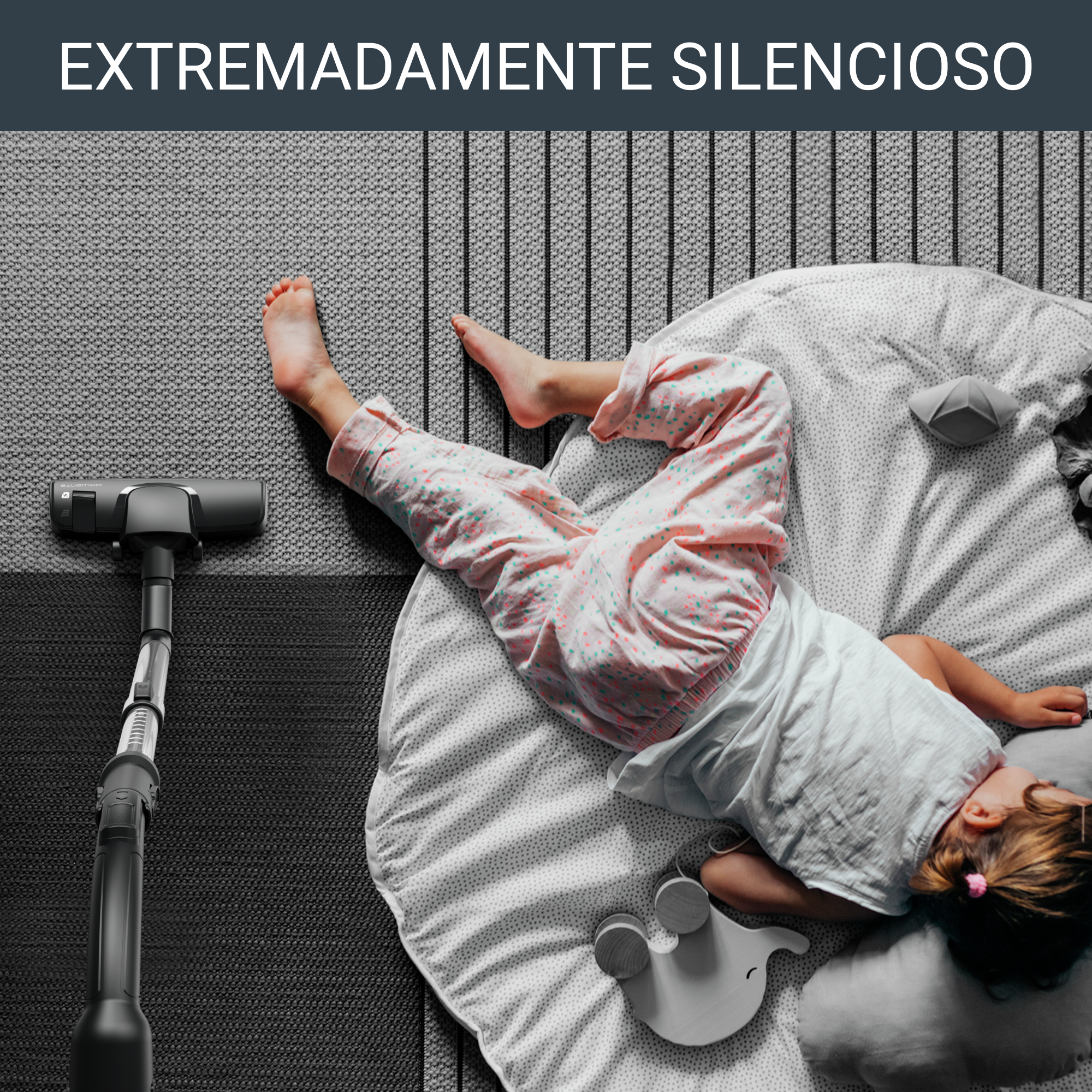 Un niño durmiendo en una cama, con una aspiradora limpiando el suelo. Texto: EXTREMADAMENTE SILENCIOSO.