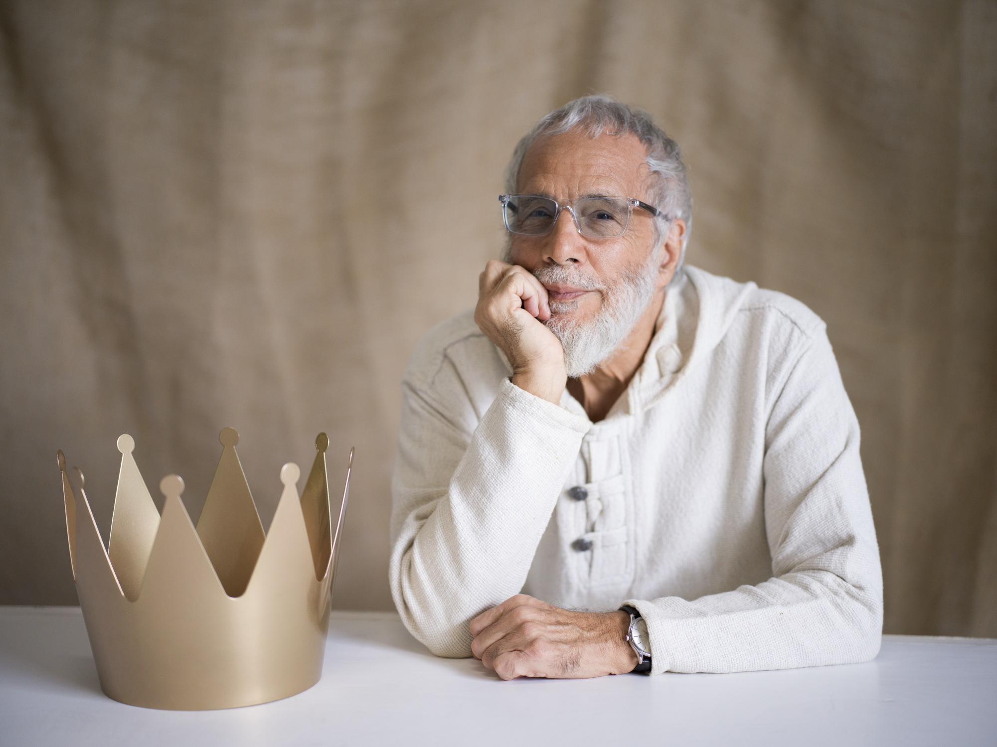 Ein älterer Mann mit einer goldenen Krone.