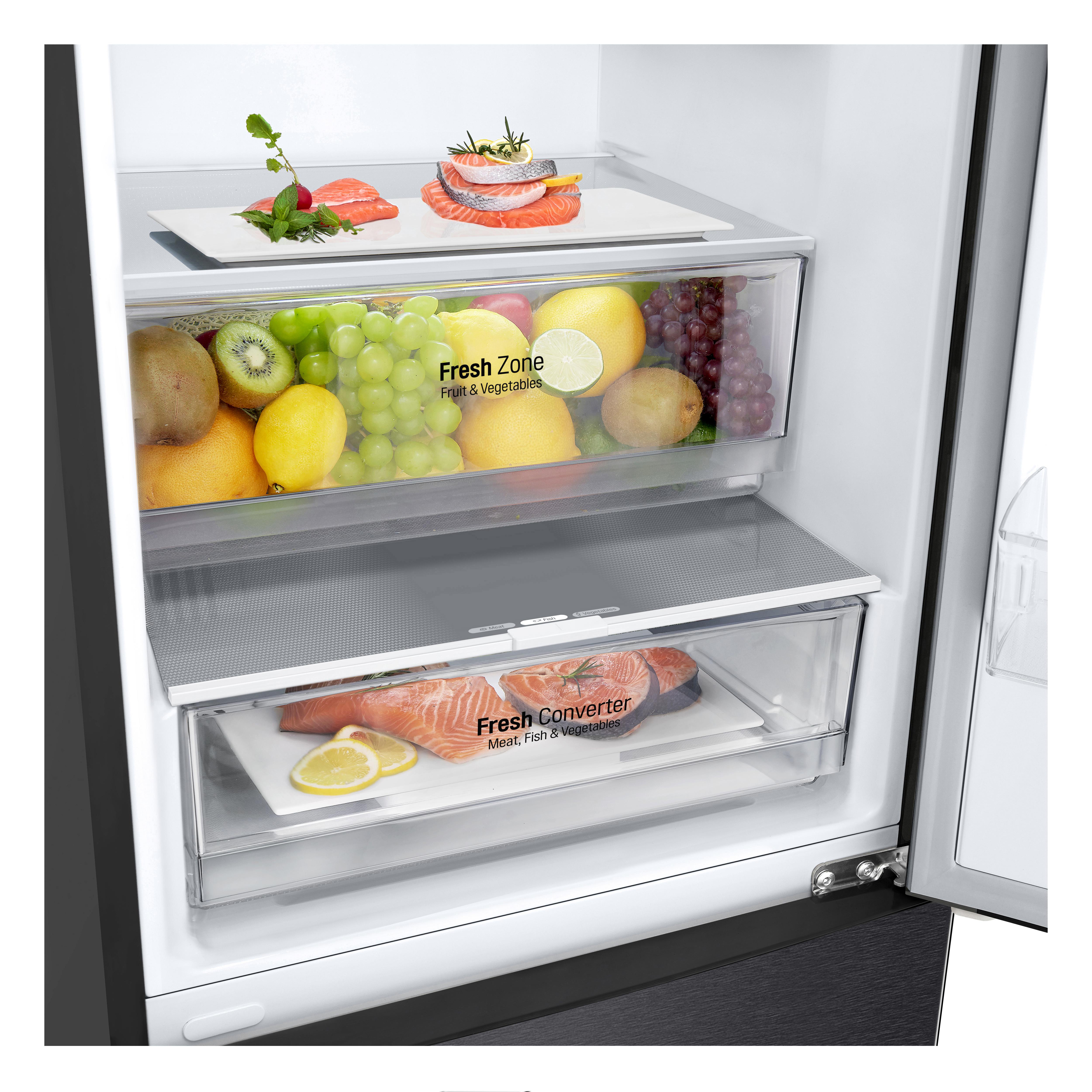 Kühlschrankinnenraum mit frischen Produkten, Lachs, Kiwi und Zitrone in Schubladen.