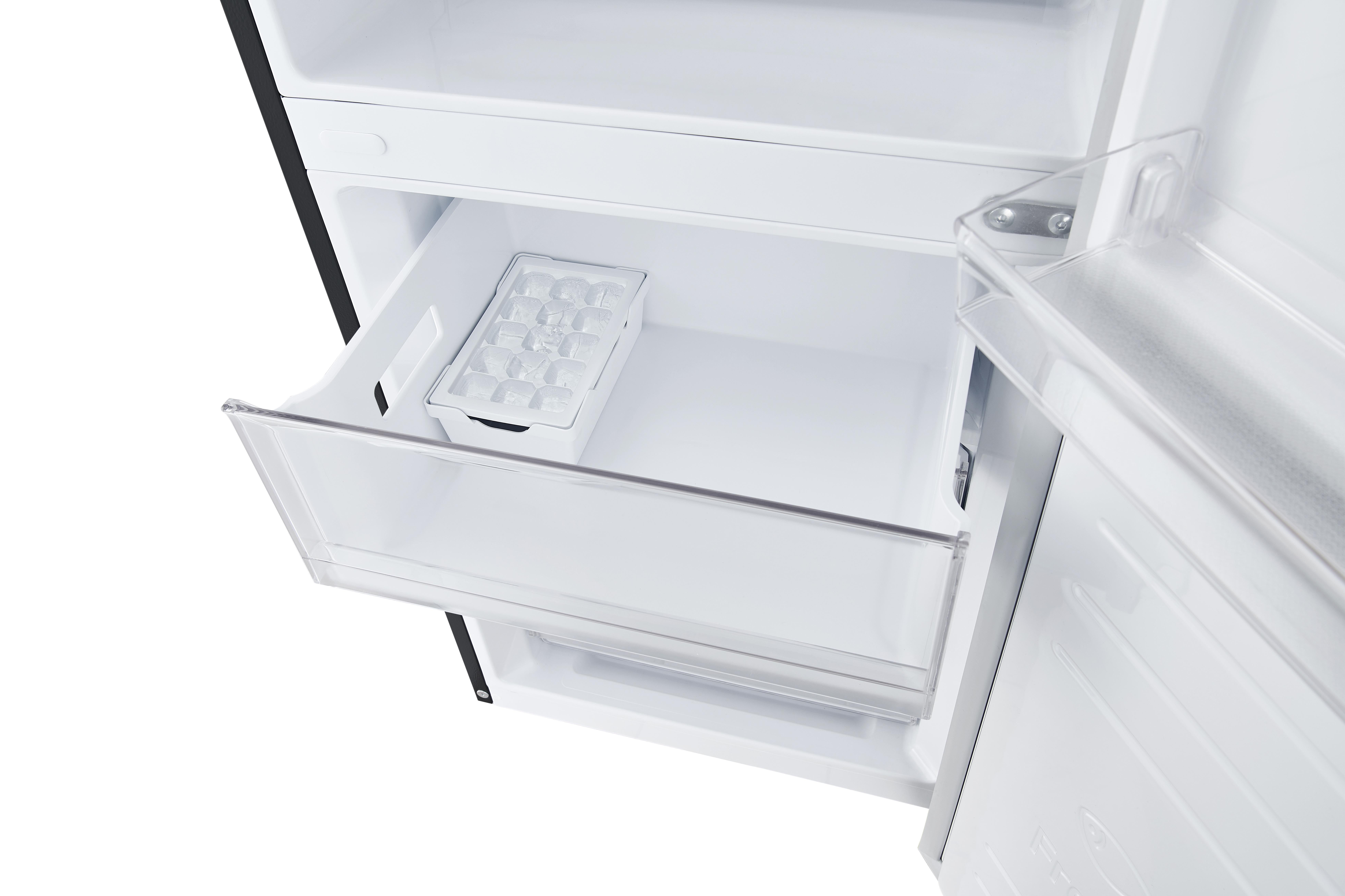Offener Kühlschrank mit Eiswürfelschale. Weißer Innenraum, schwarze Zierleiste. Klare Schale mit Eiswürfeln.