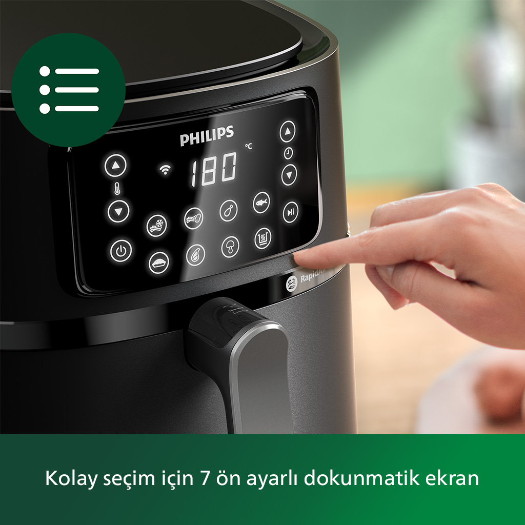 Dokunmatik ekranlı siyah bir fritöz, bir el ekrana işaret ediyor.
