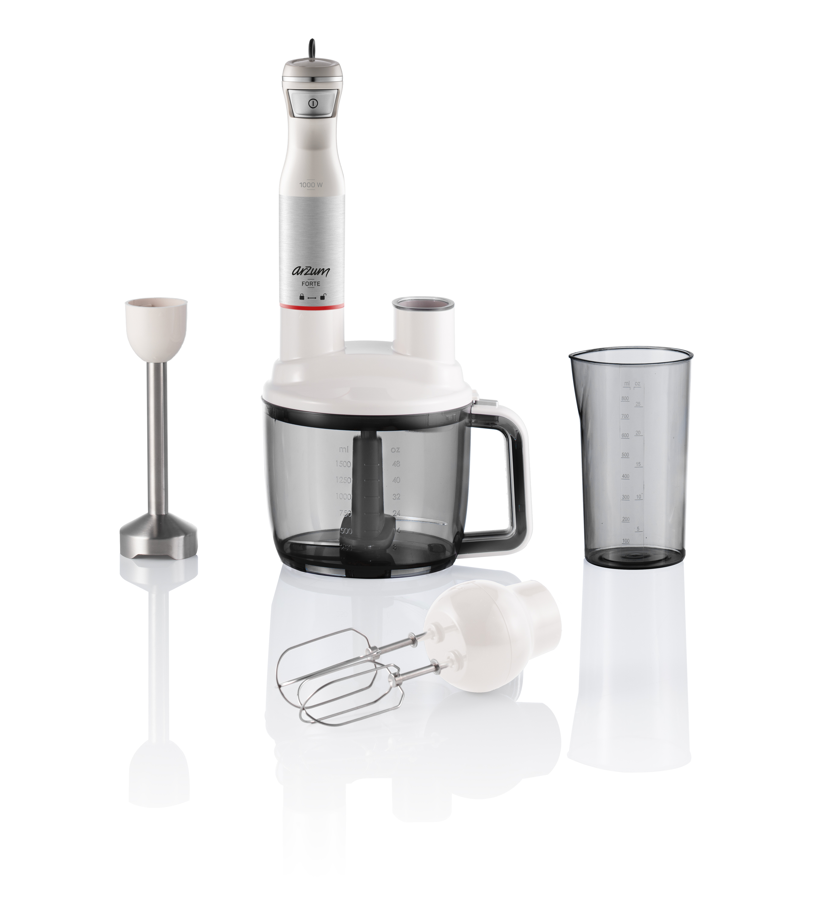 Karıştırma kabı ve beher dahil olmak üzere çoklu ataşmanlara sahip bir blender seti.