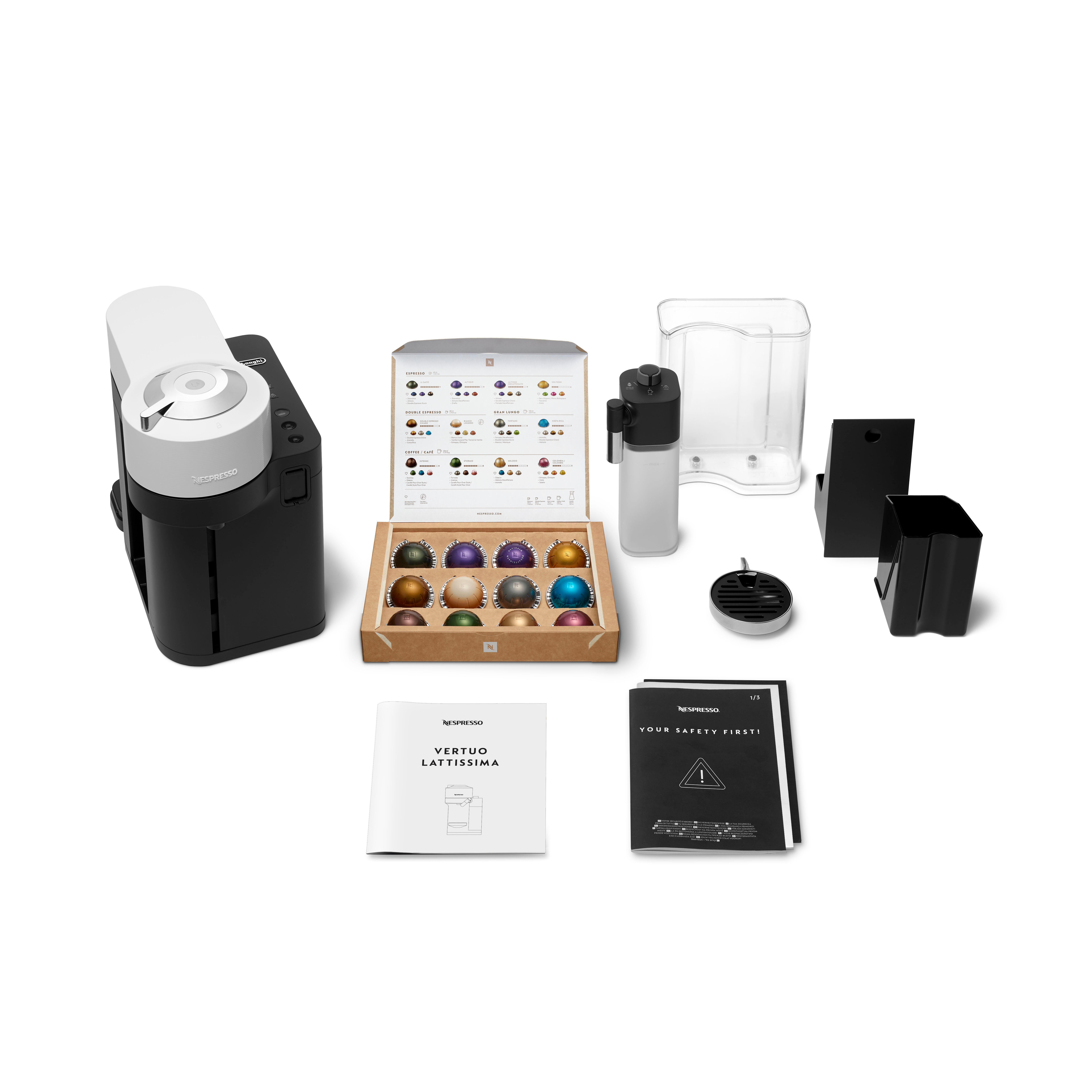 Verschiedene Teile einer Nespresso Vertuo Lattissima Kaffeemaschine und Zubehör, auf weißem Hintergrund.